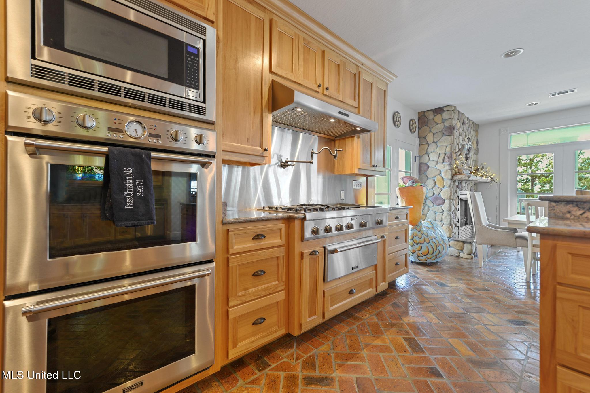 Pass Christian, Mississippi, 39571, United States, 5 Bedrooms Bedrooms, ,7 BathroomsBathrooms,Residential,For Sale,1989157