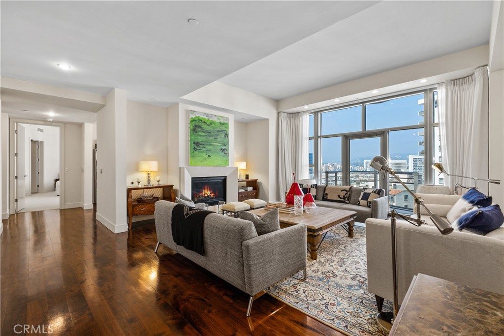 Los Angeles, California, 90024, United States, 2 Bedrooms Bedrooms, ,3 BathroomsBathrooms,Residential,For Sale,1829595