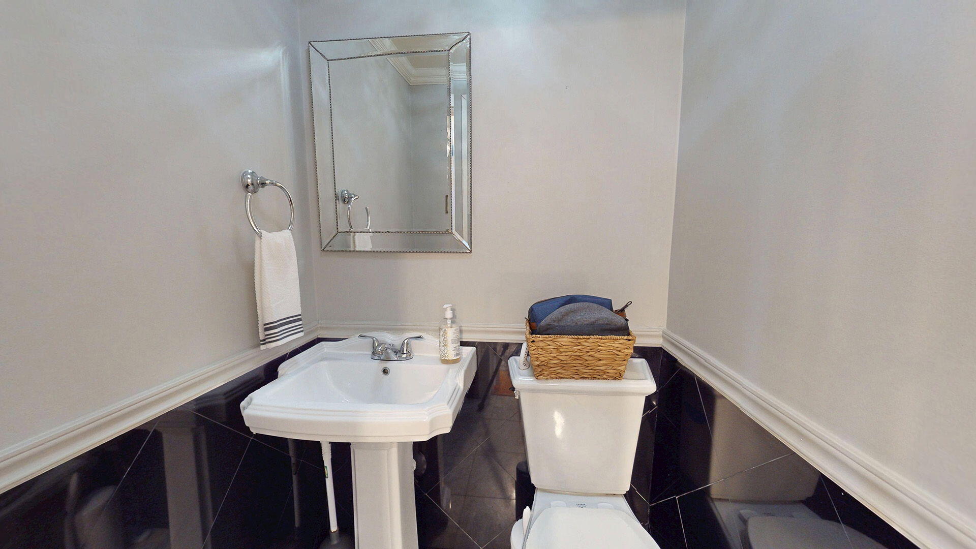 MOBERLY, Missouri, 65270, United States, 5 Bedrooms Bedrooms, ,5 BathroomsBathrooms,Residential,For Sale,2009284