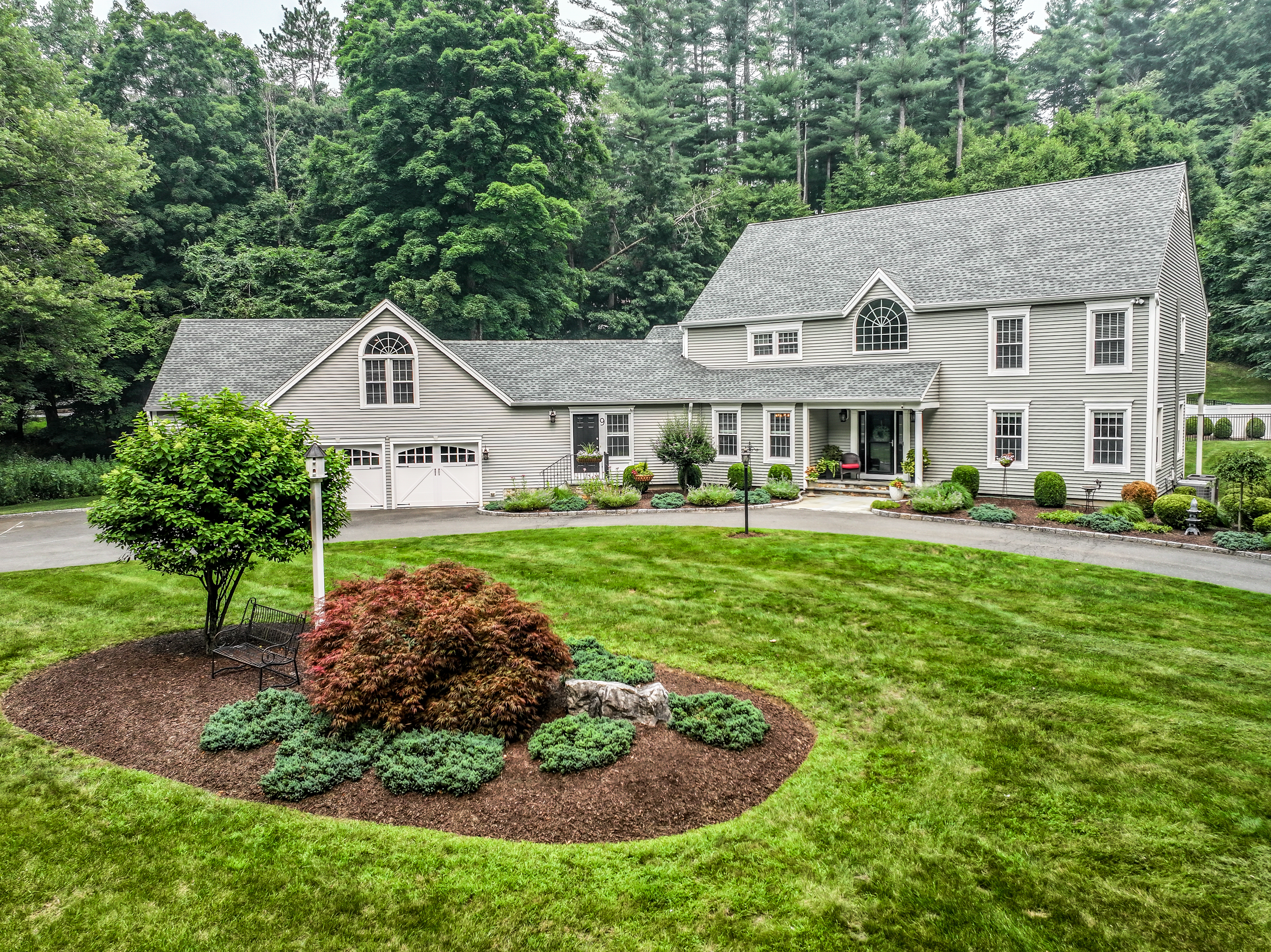  Exquisitely  Landscaped Grounds in Barkwood Falls - 物件實景