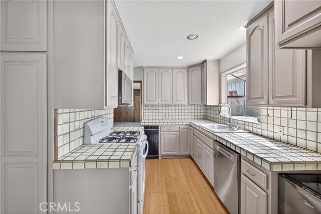 Hawthorne, California, 90250, United States, 3 Bedrooms Bedrooms, ,2 BathroomsBathrooms,Residential,For Sale,1987336