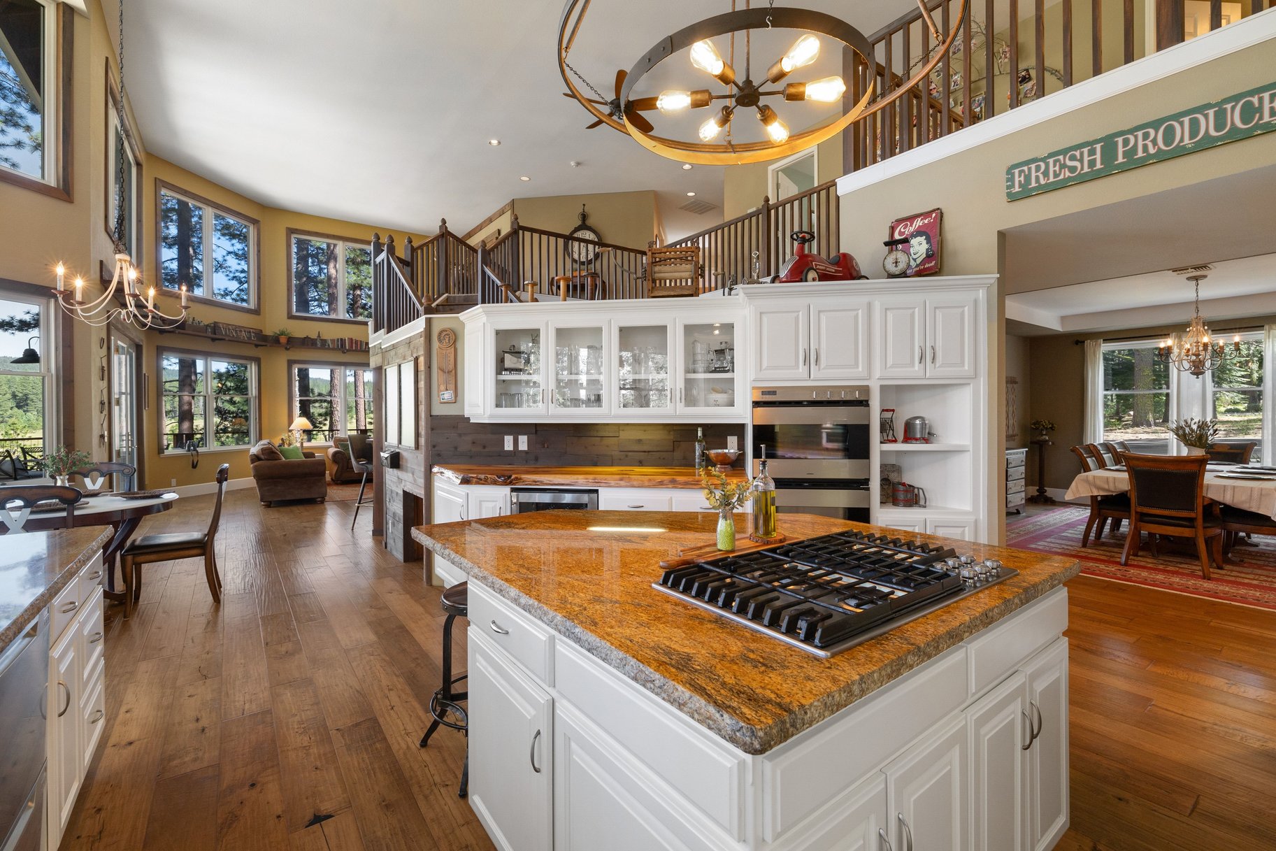  Hilltop Whitehawk Ranch Estate with Sweeping Meadow, Pond & Mountain Views - 物件實景