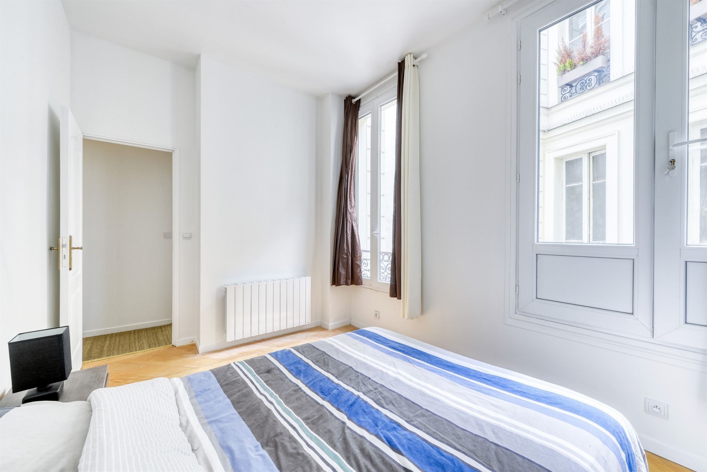  4-Room, 3-Bedroom Apartment in Paris 9th - 物件實景