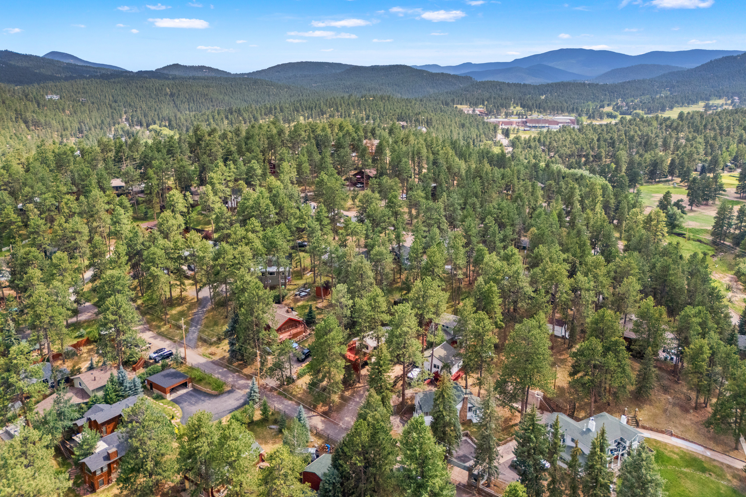  Rare Opportunity to Own 2 Homes Just Steps Away from Coveted Evergreen Lake - 物件實景
