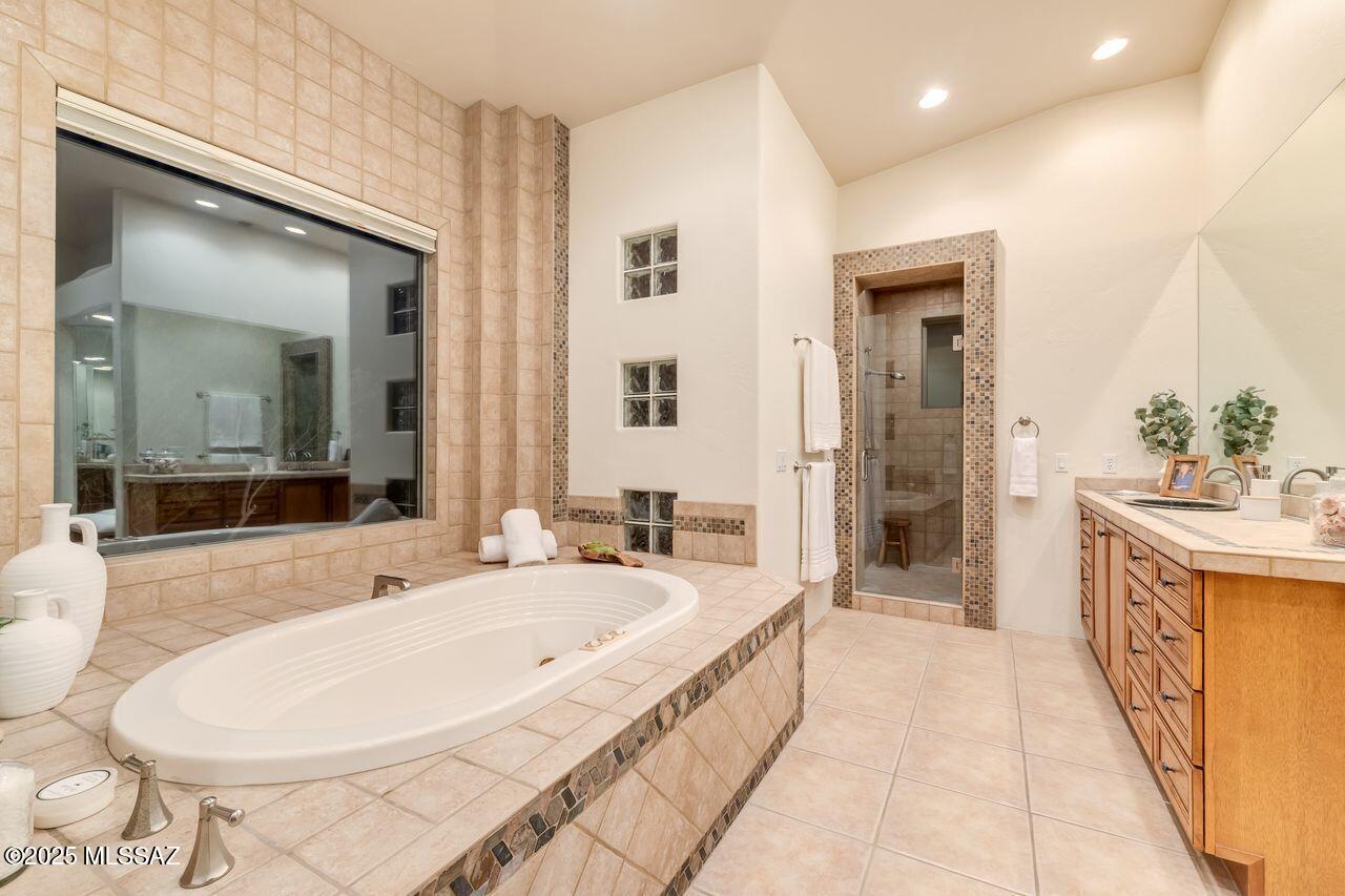 Tucson, Arizona, 85718, United States, 3 Bedrooms Bedrooms, ,4 BathroomsBathrooms,Residential,For Sale,1987862