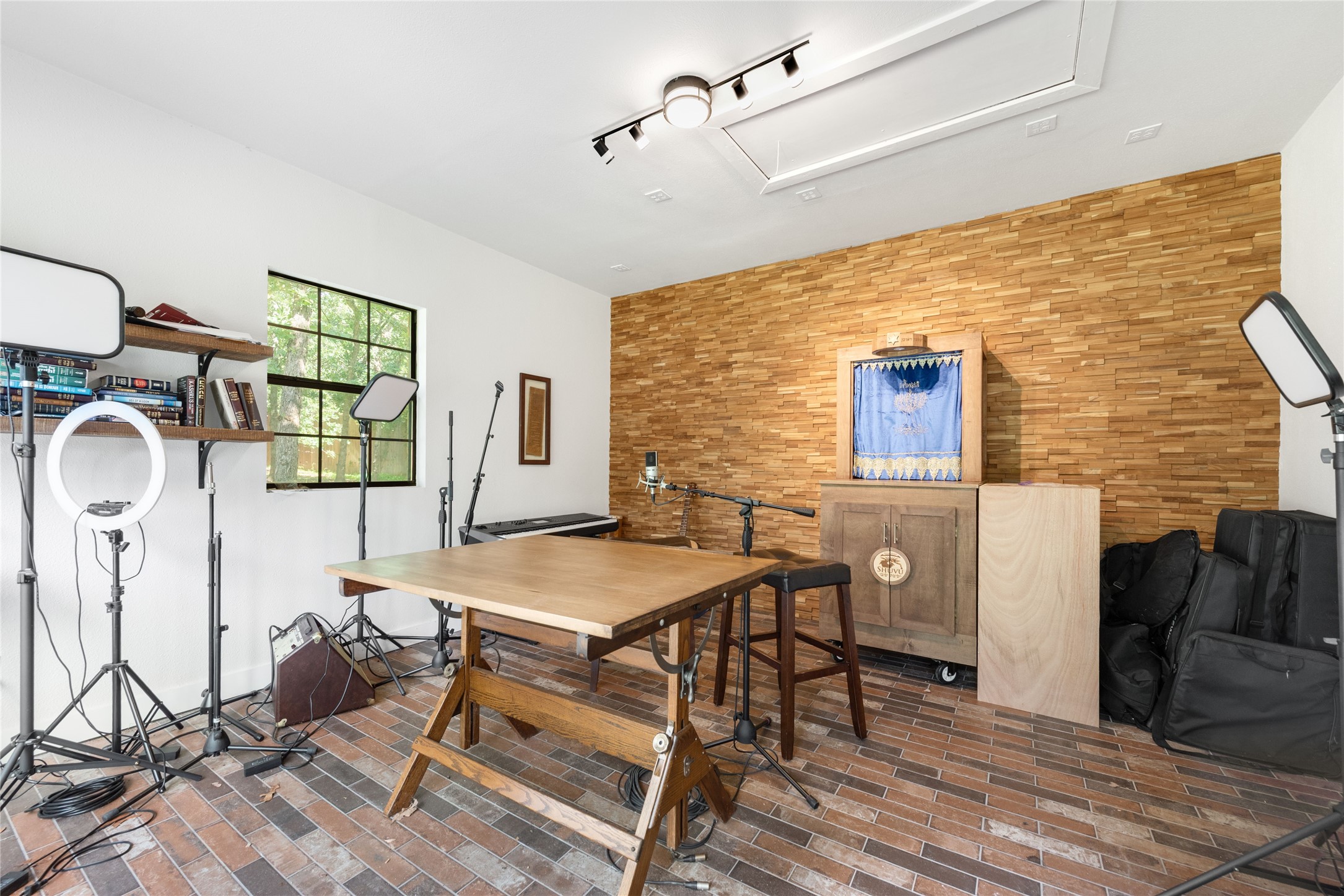 Fort Worth, Texas, 76140, United States, 4 Bedrooms Bedrooms, ,4 BathroomsBathrooms,Residential,For Sale,1857757