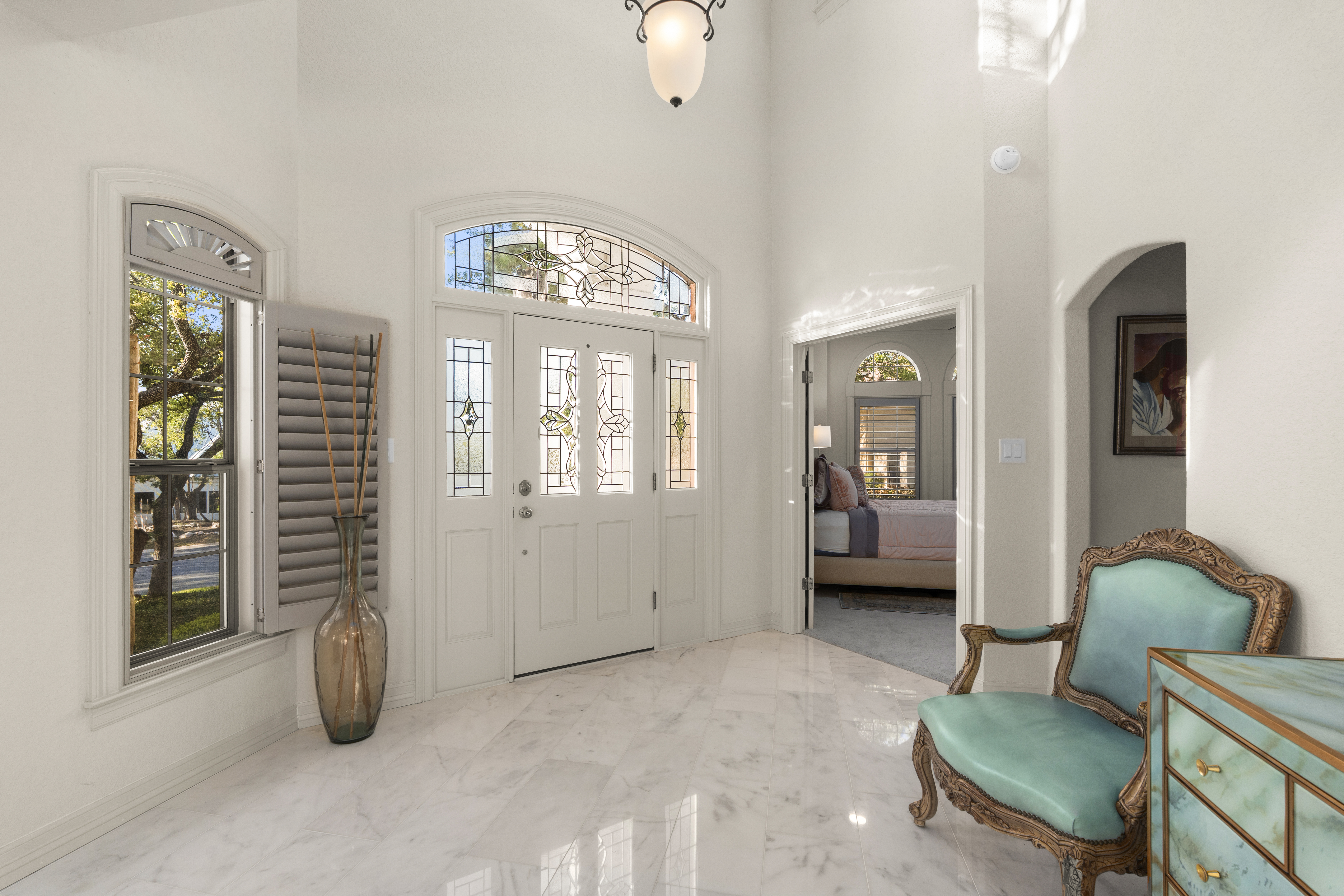  Updated Home with Captivating Interior Features - 物件實景