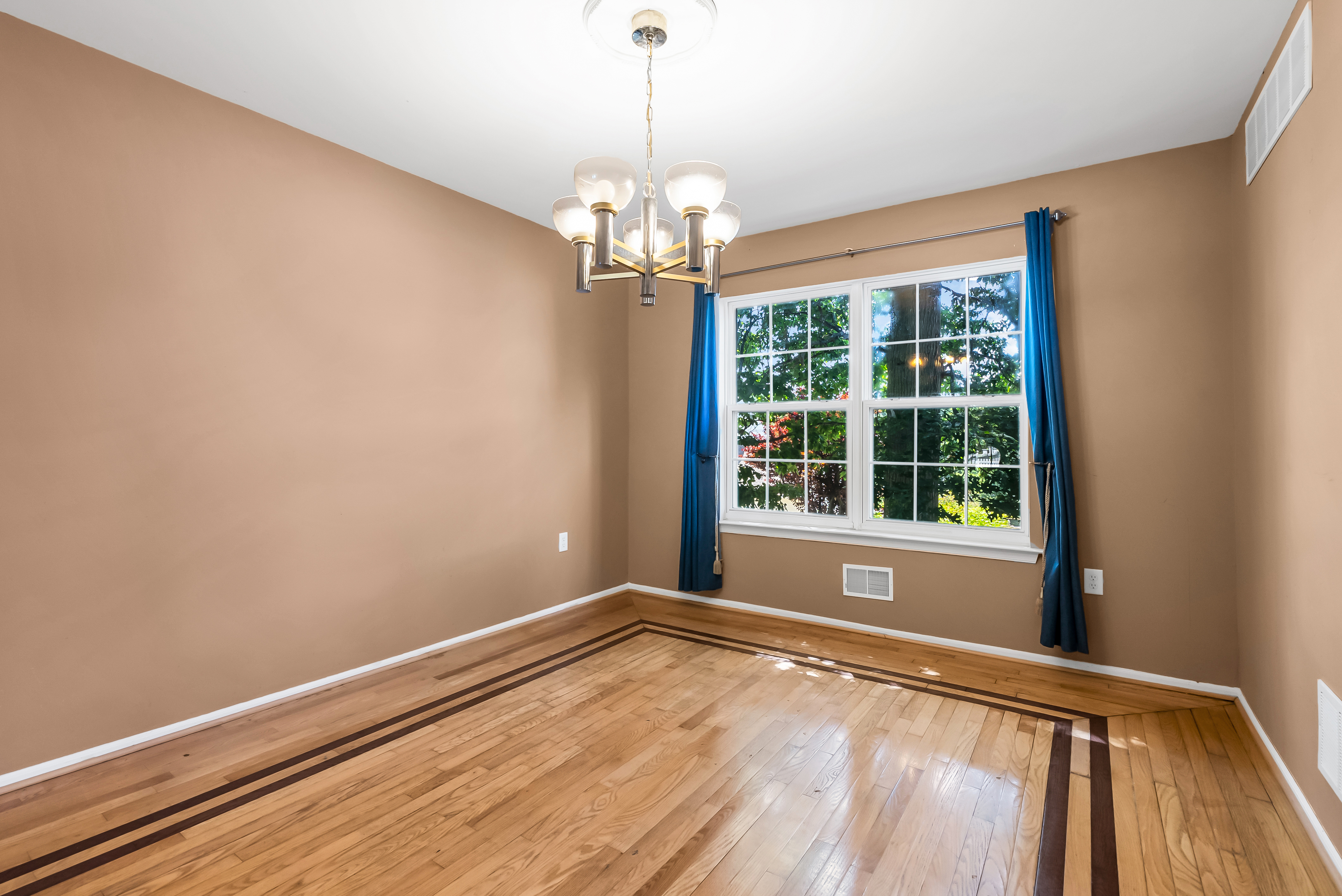  Woodland Hills Colonial Opportunity - 物件實景