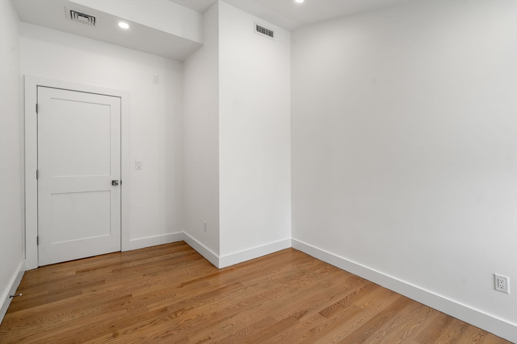 Waltham, Massachusetts, 02451, United States, 3 Bedrooms Bedrooms, ,2 BathroomsBathrooms,Residential,For Sale,1960528