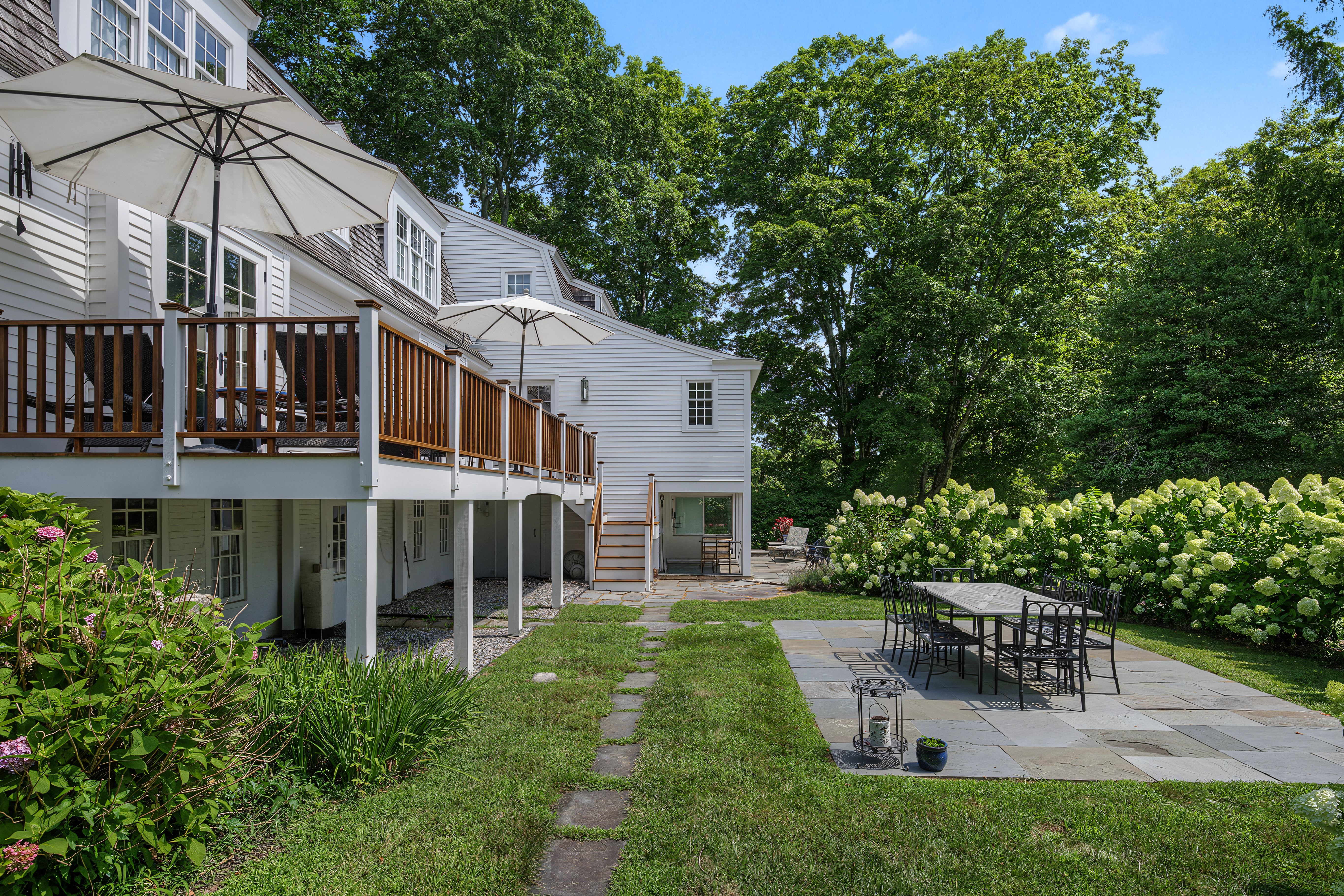  An Extraordinary Pocket Estate Within Walking Distance to Village - 物件實景