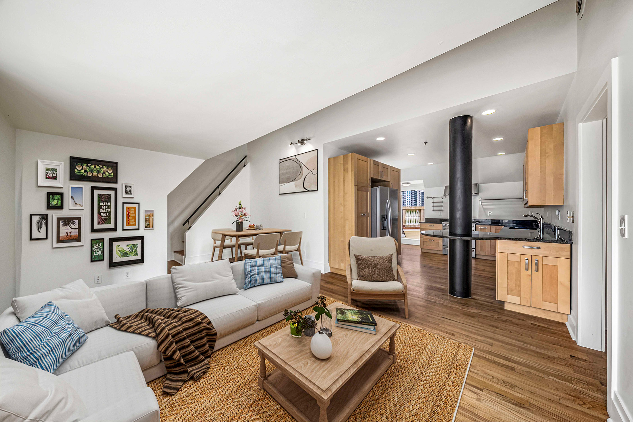  Two-Story Penthouse with Sweeping Skyline Views - 物件實景