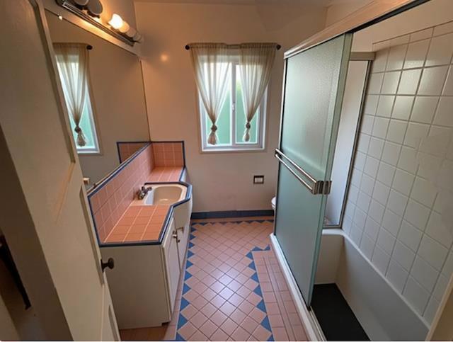 Oakland, California, 94605, United States, 3 Bedrooms Bedrooms, ,1 BathroomBathrooms,Residential,For Sale,2011144