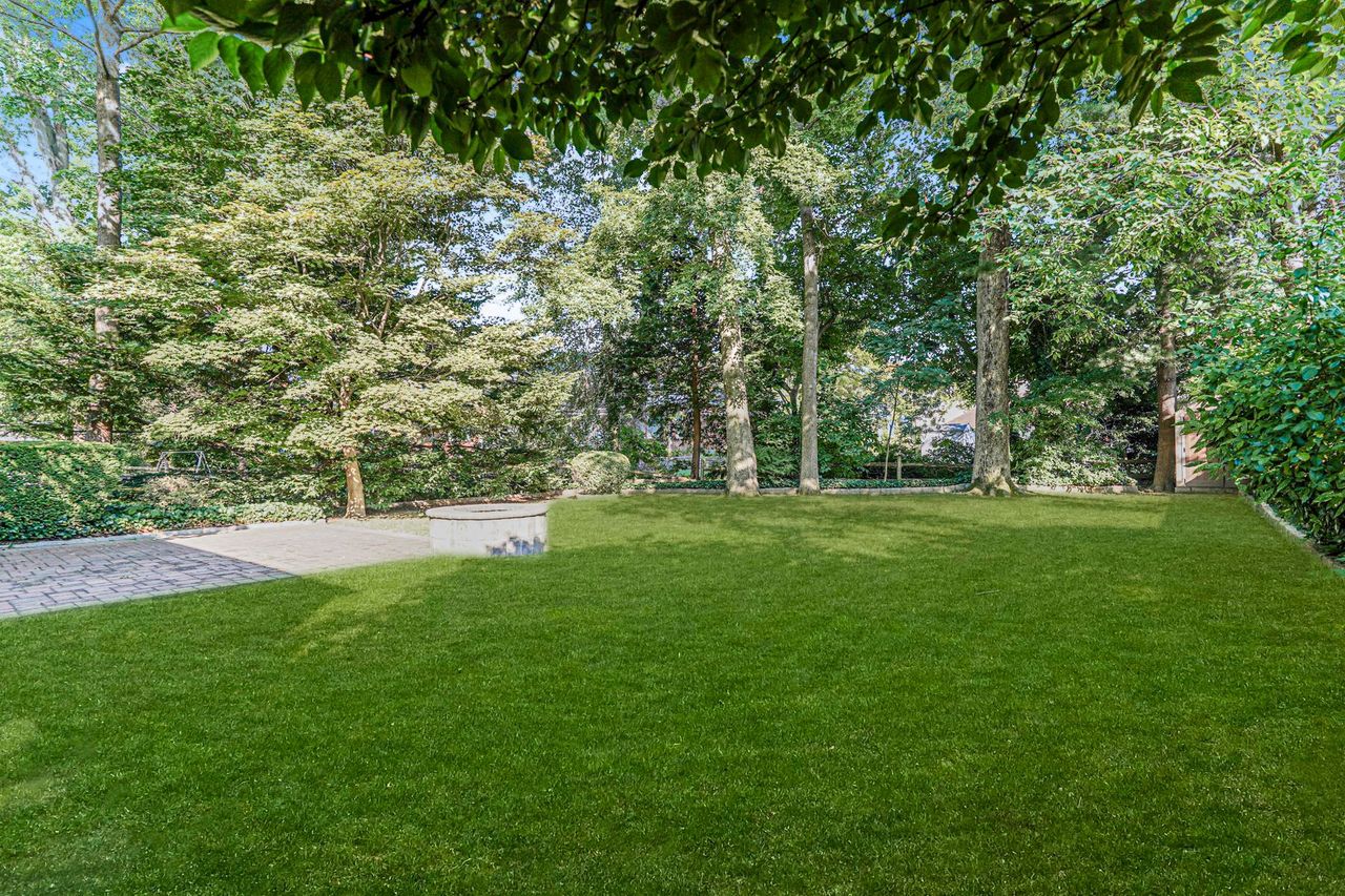 Staten Island, New York, 10302, United States, 5 Bedrooms Bedrooms, ,2 BathroomsBathrooms,Residential,For Sale,1914659