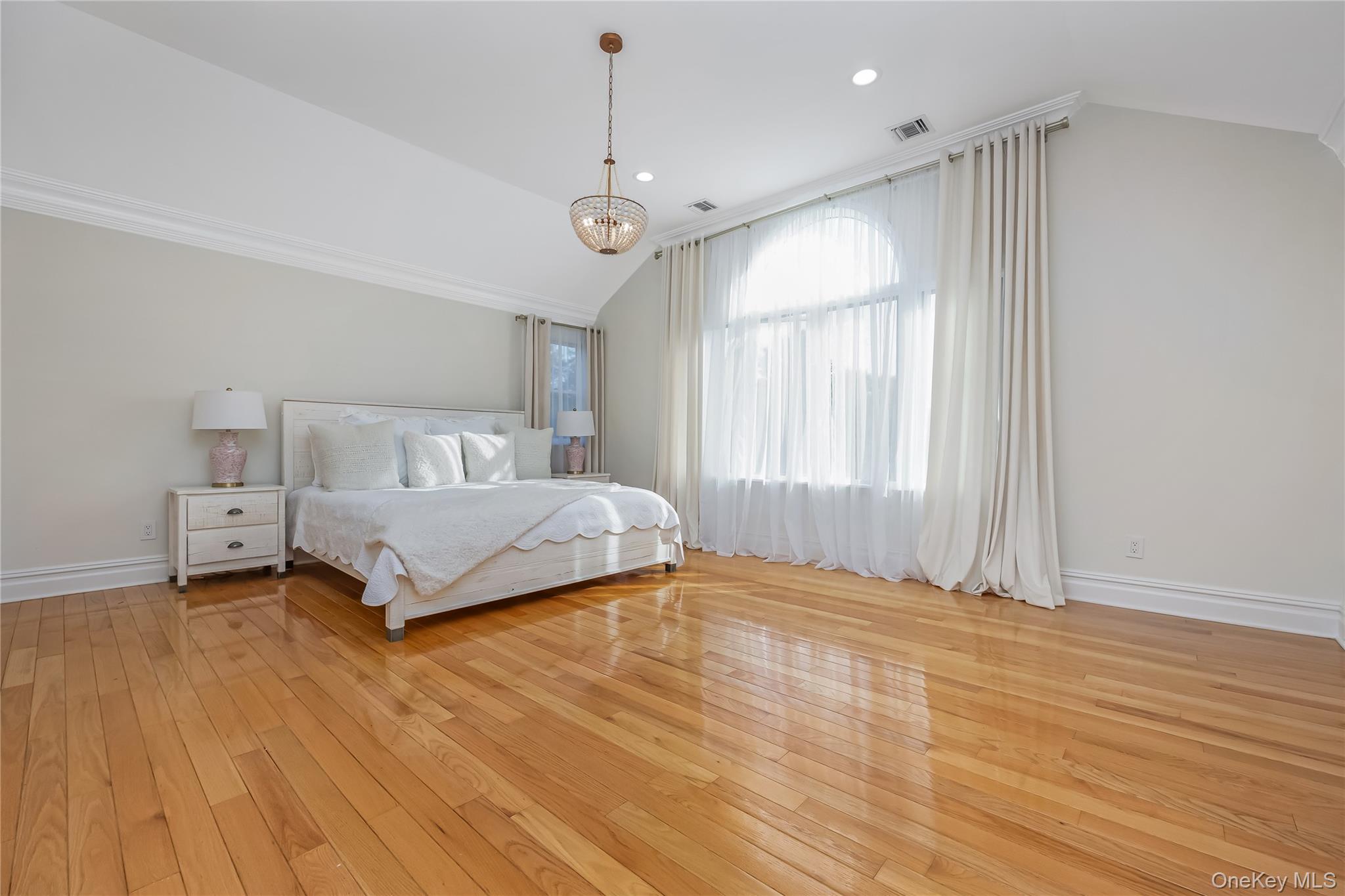 Farmingdale, New York, 11735, United States, 4 Bedrooms Bedrooms, ,3 BathroomsBathrooms,Residential,For Sale,1942122