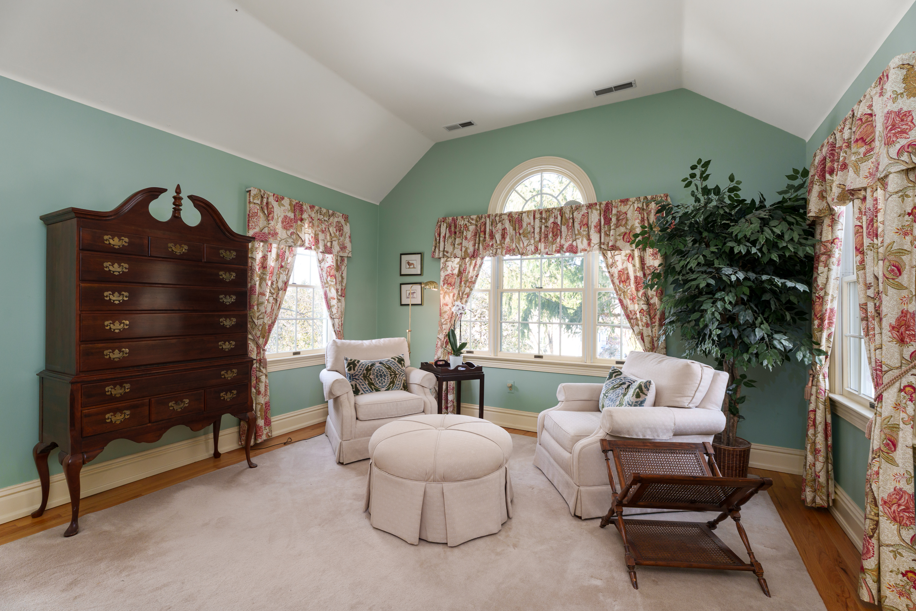  Architecturally Distinct with Greenhouse, Sunroom, and Updated Kitchen - 物件實景