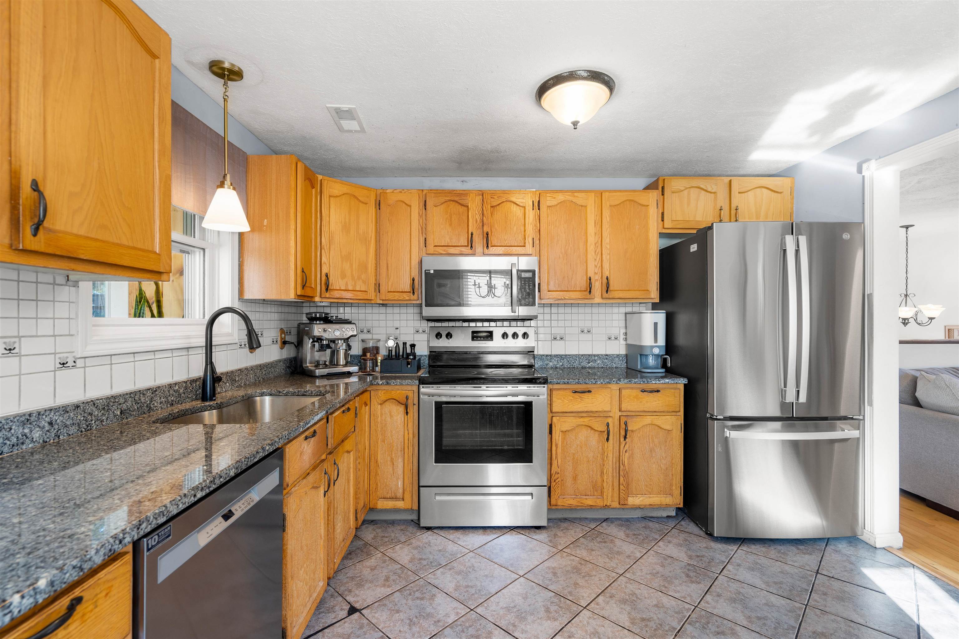 Manchester, New Hampshire, 03103, United States, 3 Bedrooms Bedrooms, ,2 BathroomsBathrooms,Residential,For Sale,1989722