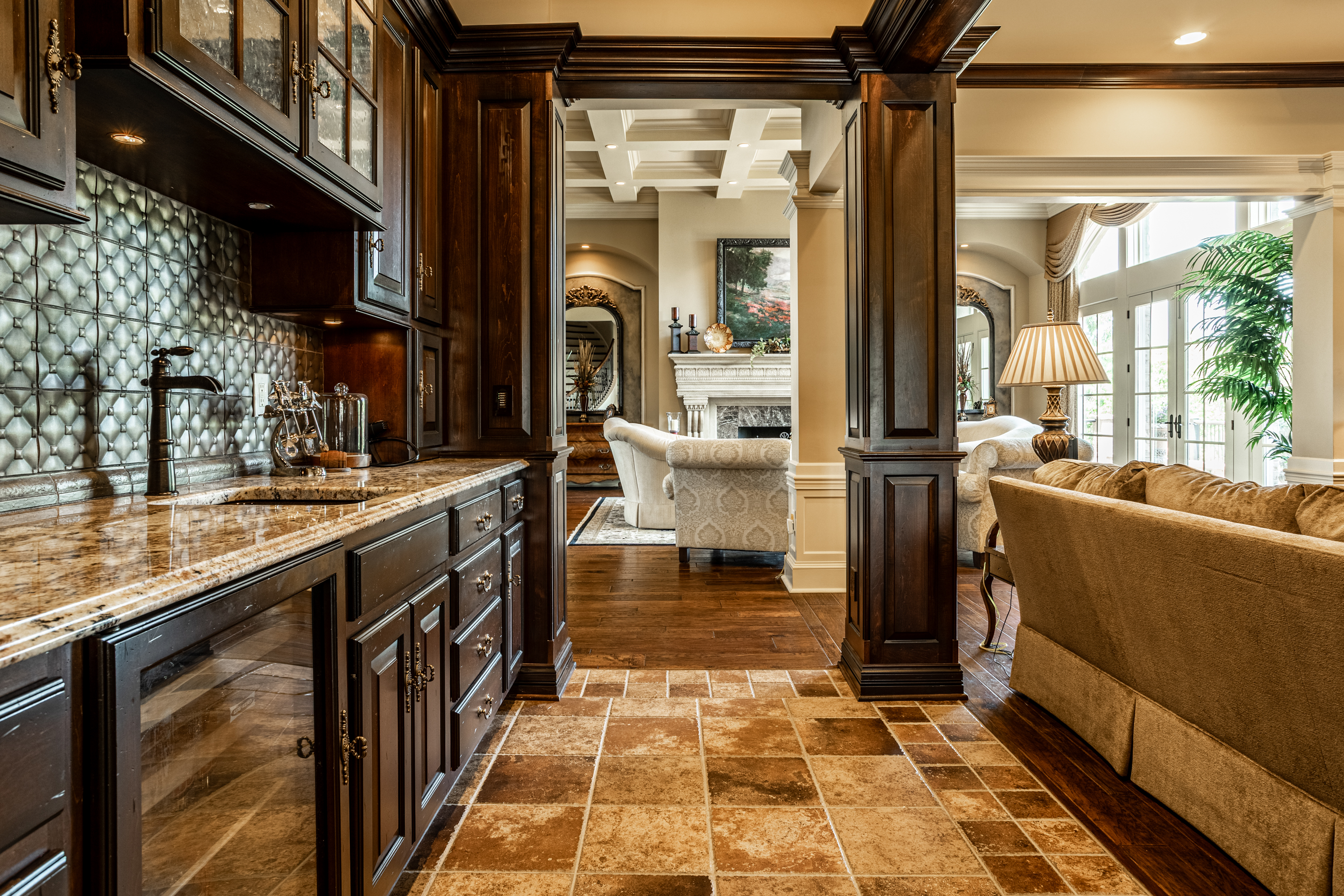  European-Inspired Waterfront Estate with Endless Features - 物件實景