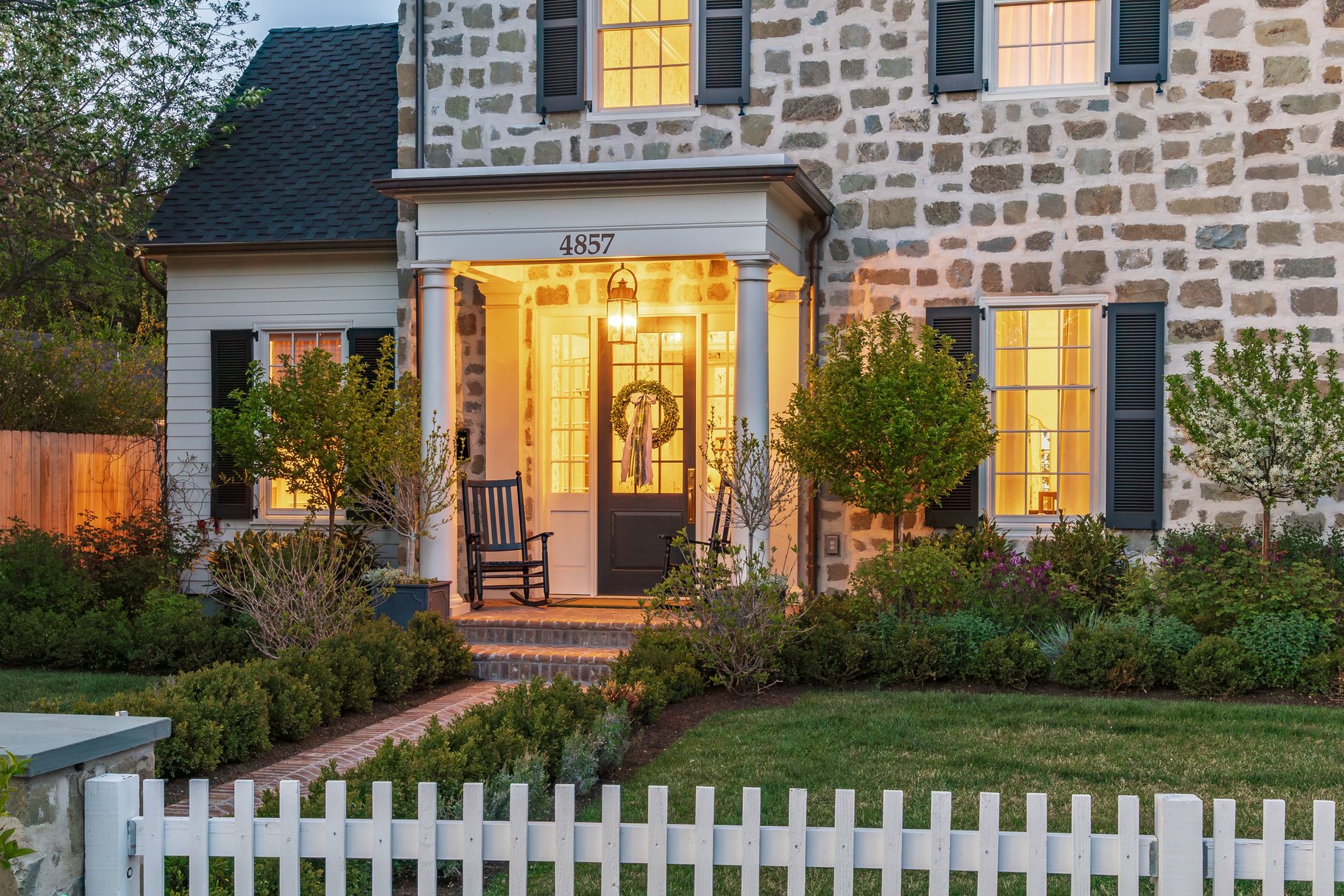  Timeless Colonial Charm Meets Refined Modern Luxury In This Storybook Retreat - 物件實景