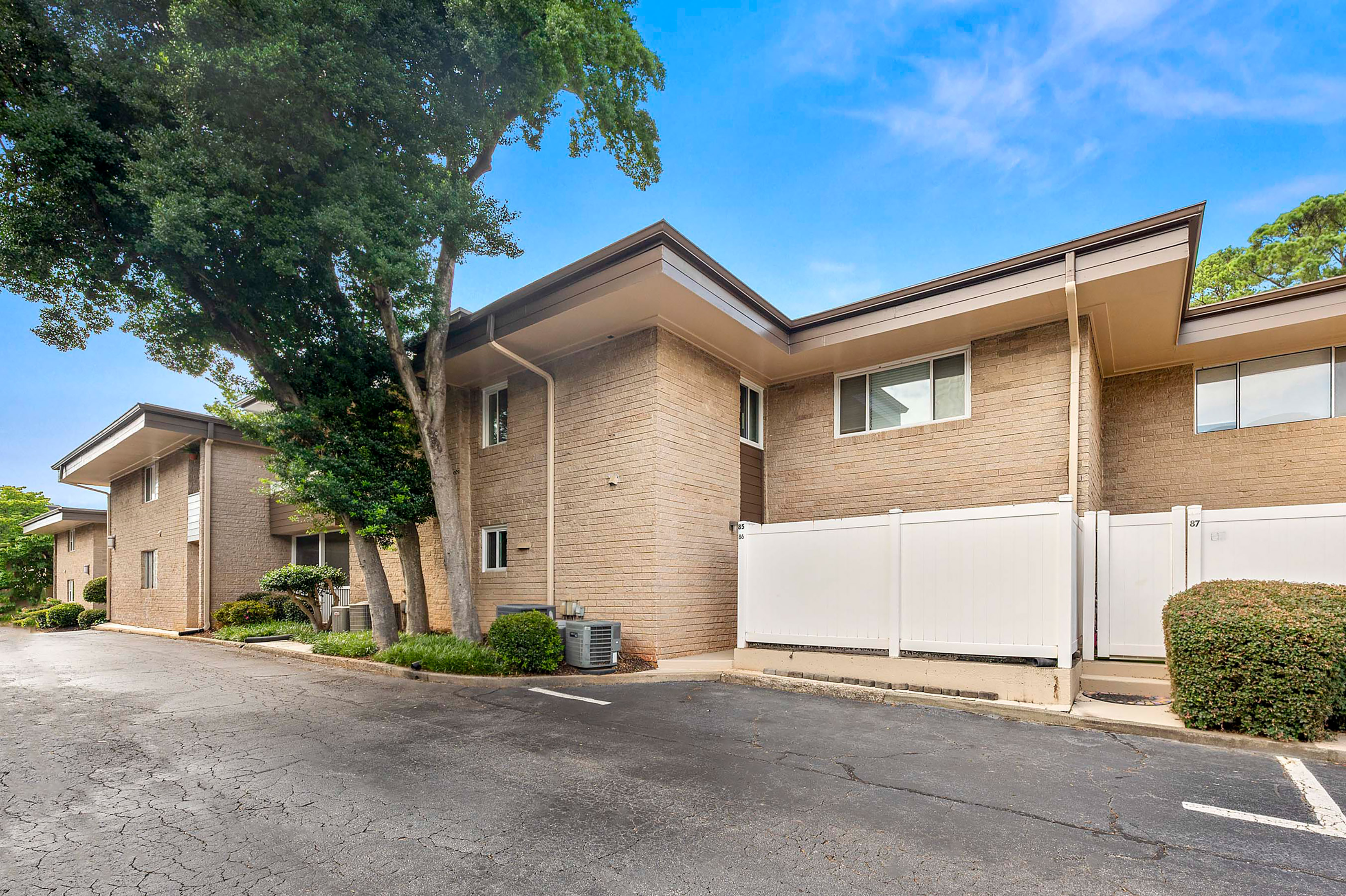  Rare Two-Story Garden Home in Laurel Grove with Covered Parking - 物件實景
