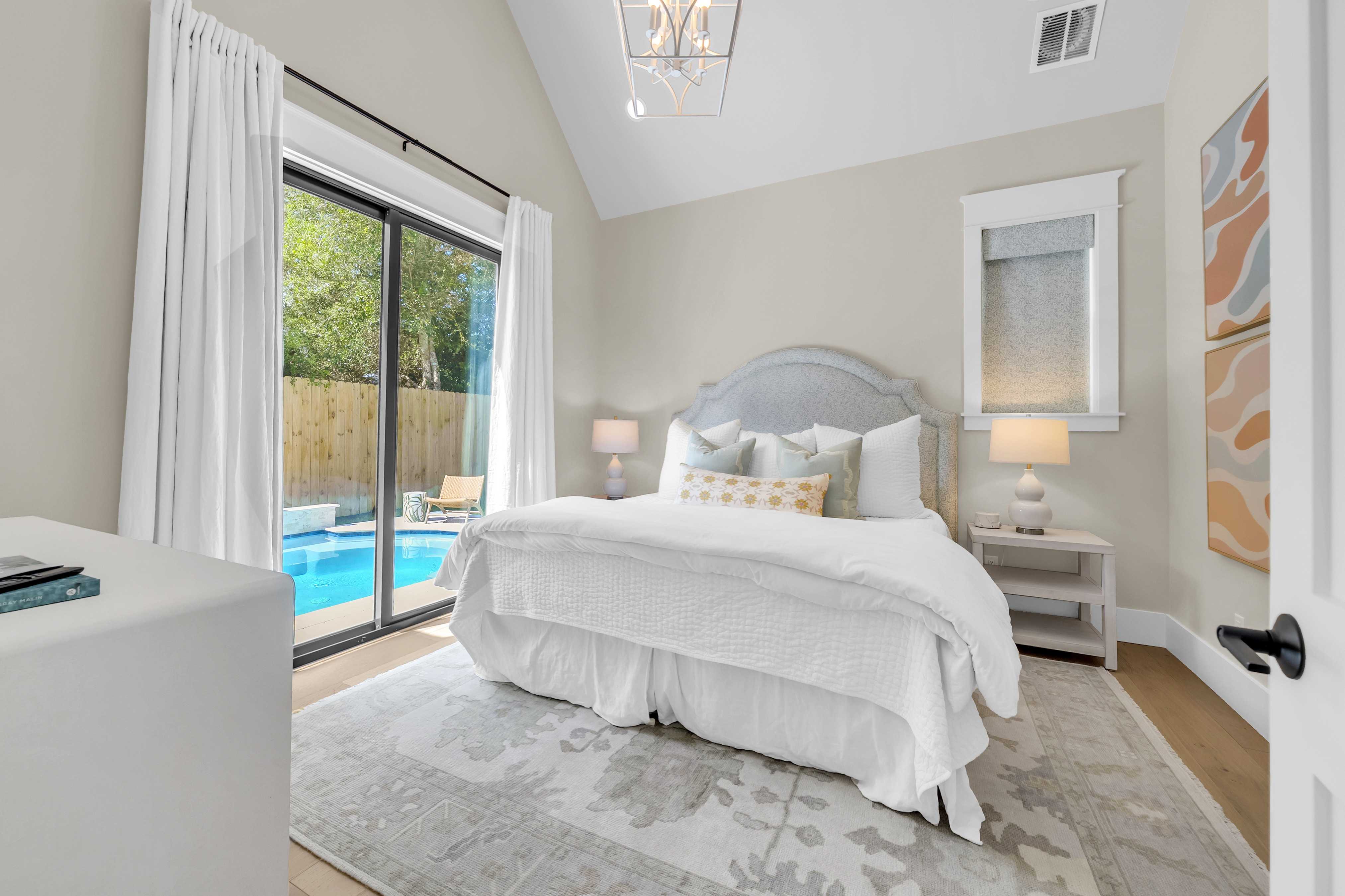  Custom Coastal Home With Private Pool And Expansive Outdoor Living - 物件實景
