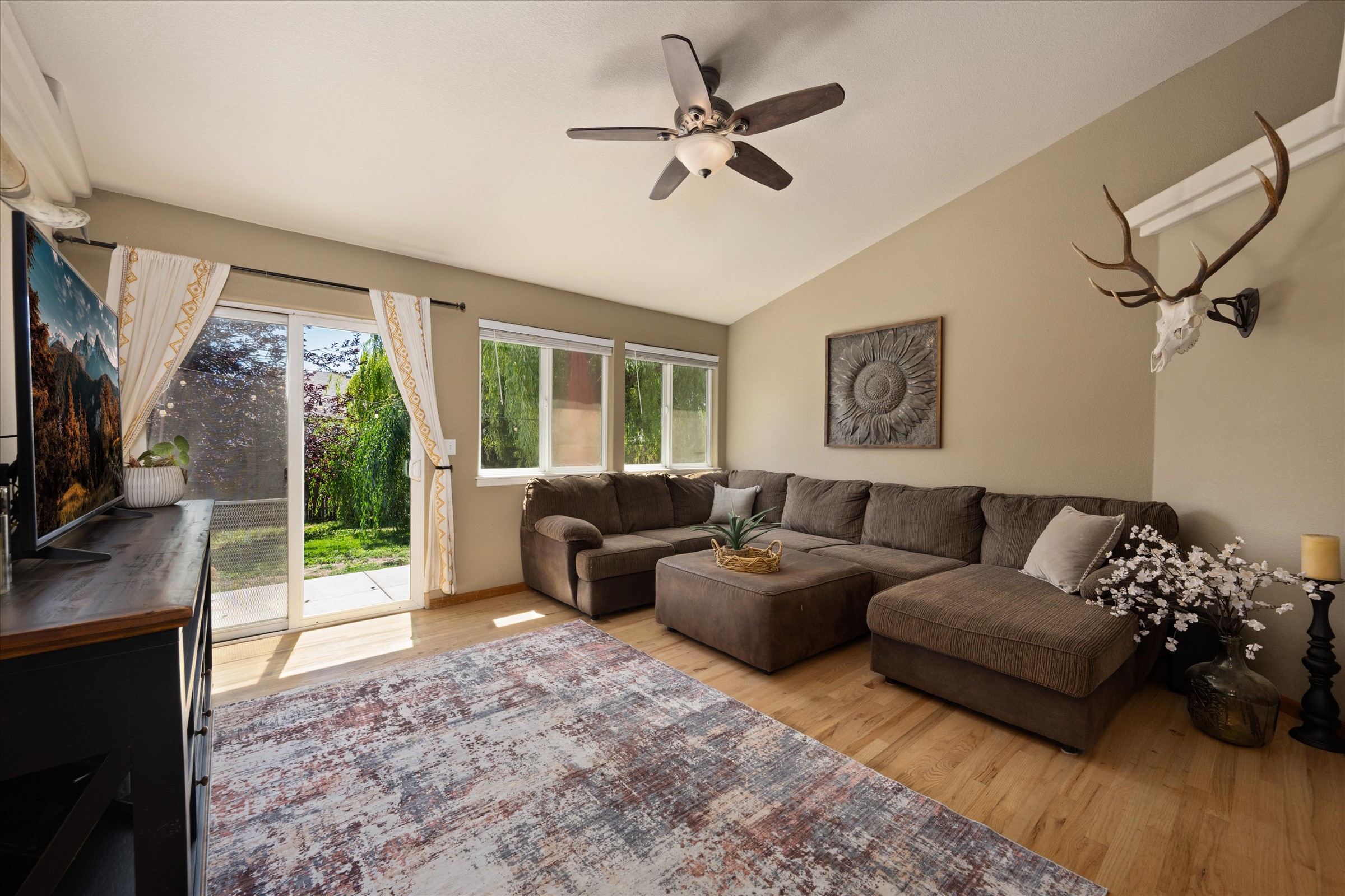  Main-Level Living Meets Unbeatable Storage and Outdoor Space - 物件實景
