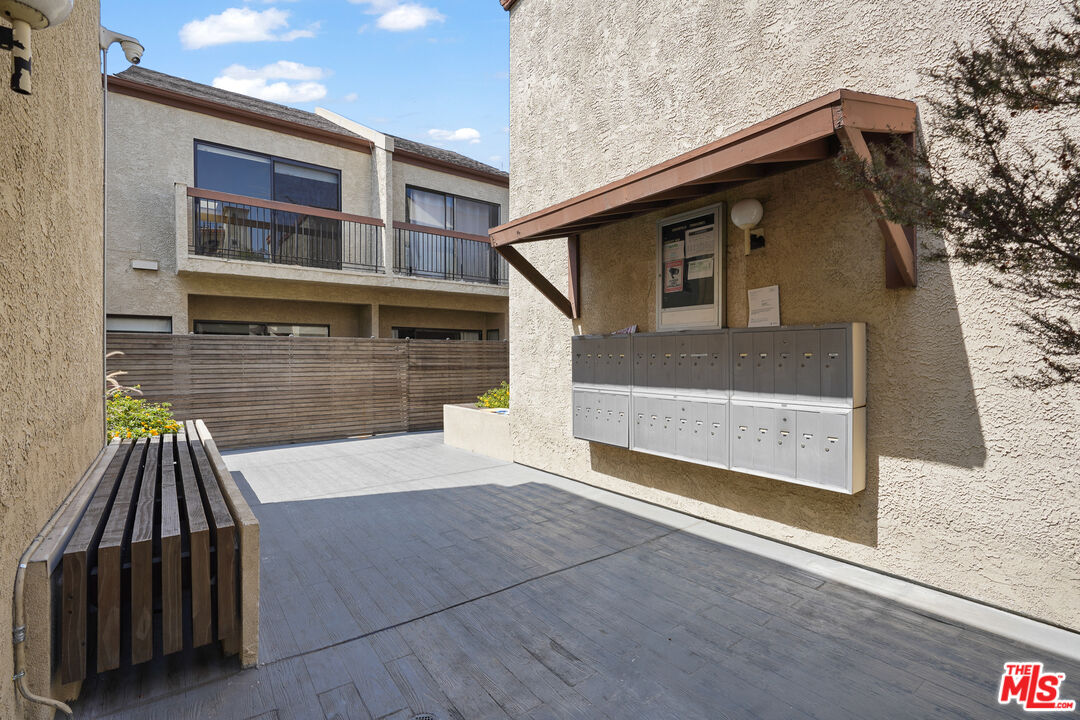 Los Angeles, California, 90025, United States, 2 Bedrooms Bedrooms, ,3 BathroomsBathrooms,Residential,For Sale,1940642