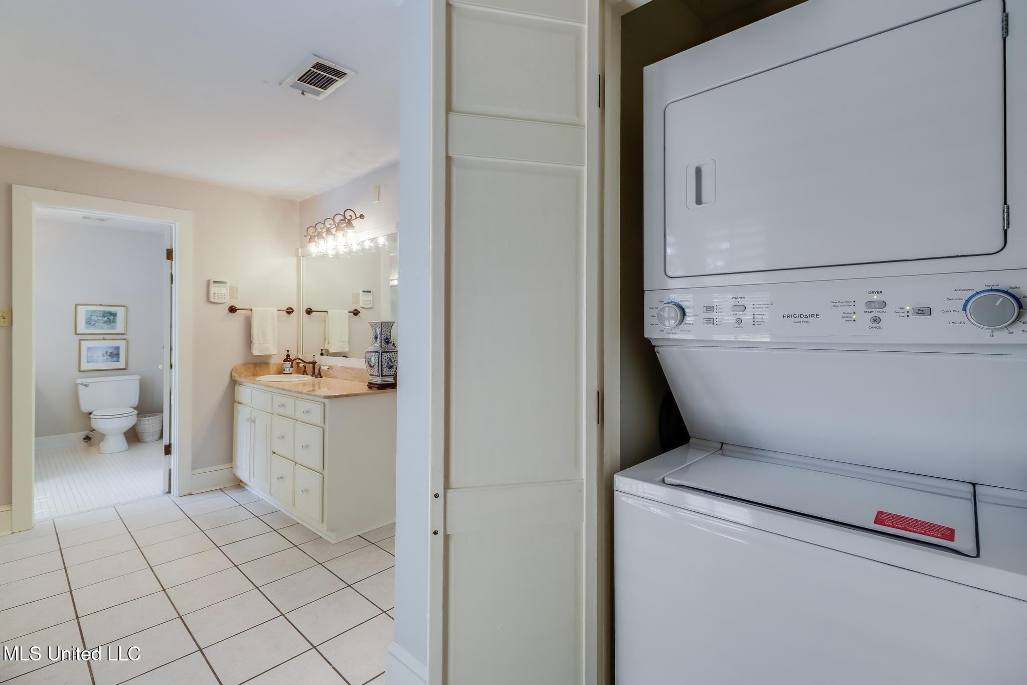 Gulfport, Mississippi, 39507, United States, 4 Bedrooms Bedrooms, ,4 BathroomsBathrooms,Residential,For Sale,1977287