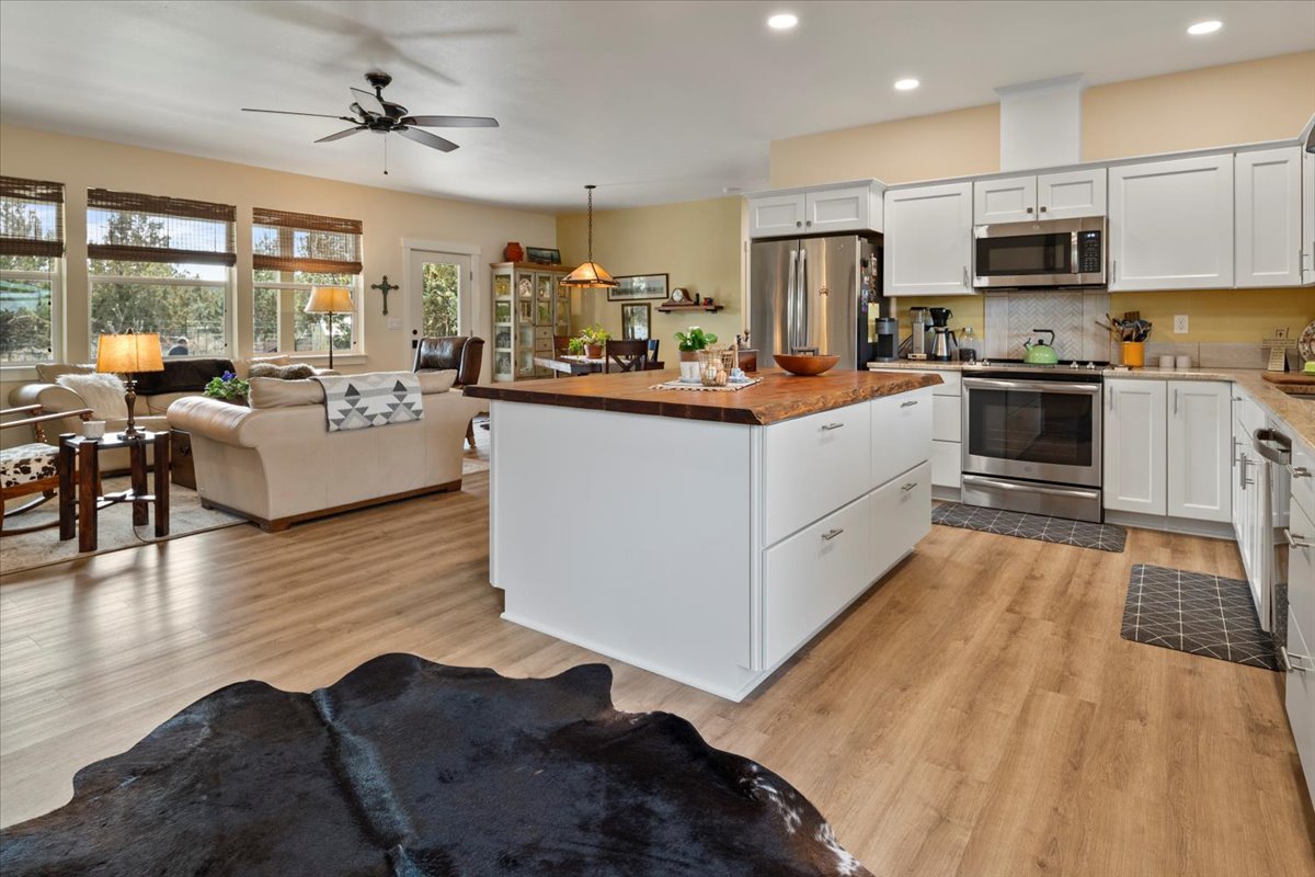 Prineville, Oregon, 97754, United States, 3 Bedrooms Bedrooms, ,2 BathroomsBathrooms,Residential,For Sale,1721299