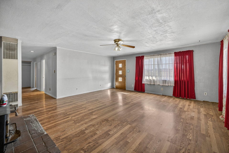 Prineville, Oregon, 97754, United States, 3 Bedrooms Bedrooms, ,1 BathroomBathrooms,Residential,For Sale,1971194