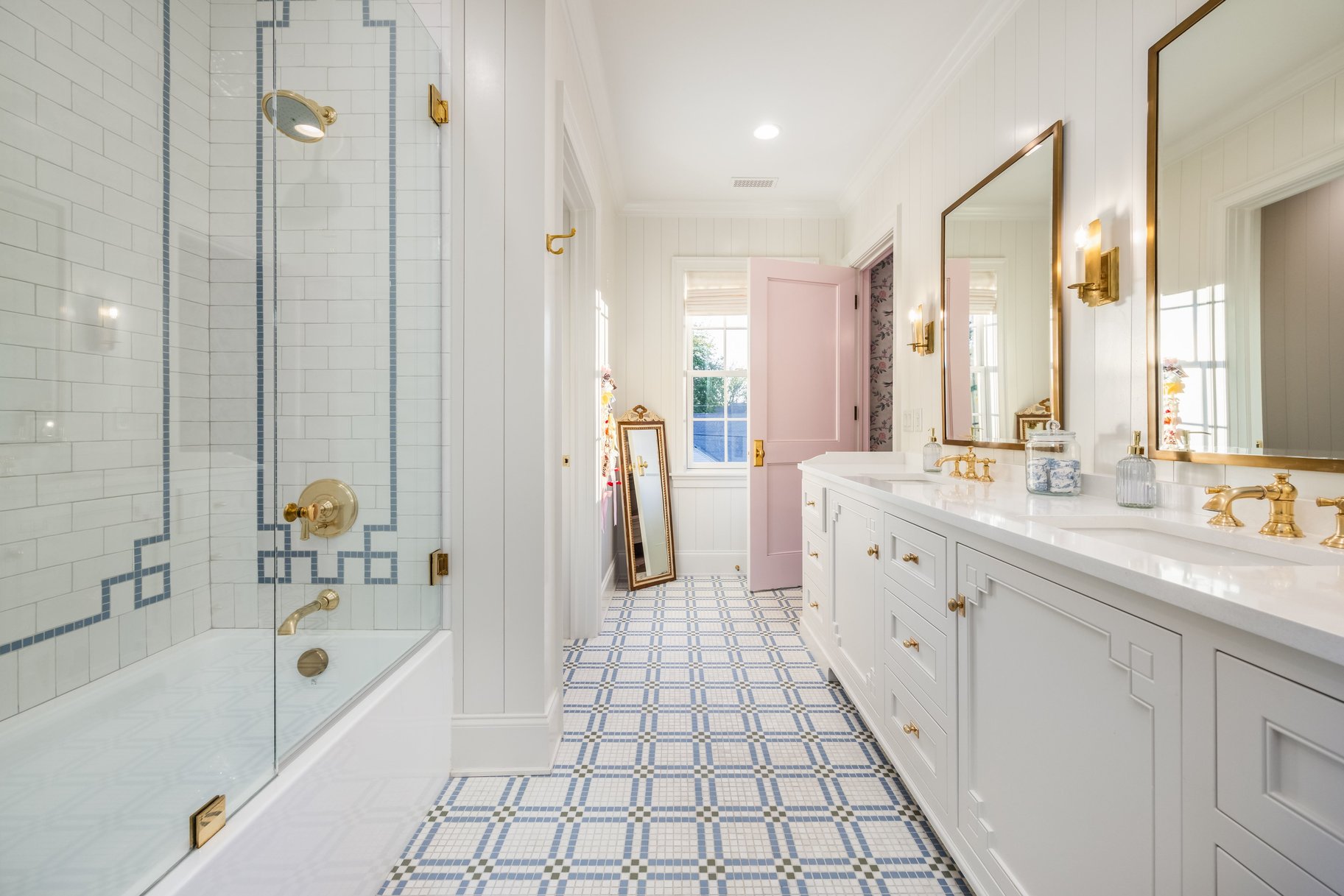  Timeless Colonial Charm Meets Refined Modern Luxury In This Storybook Retreat - 物件實景