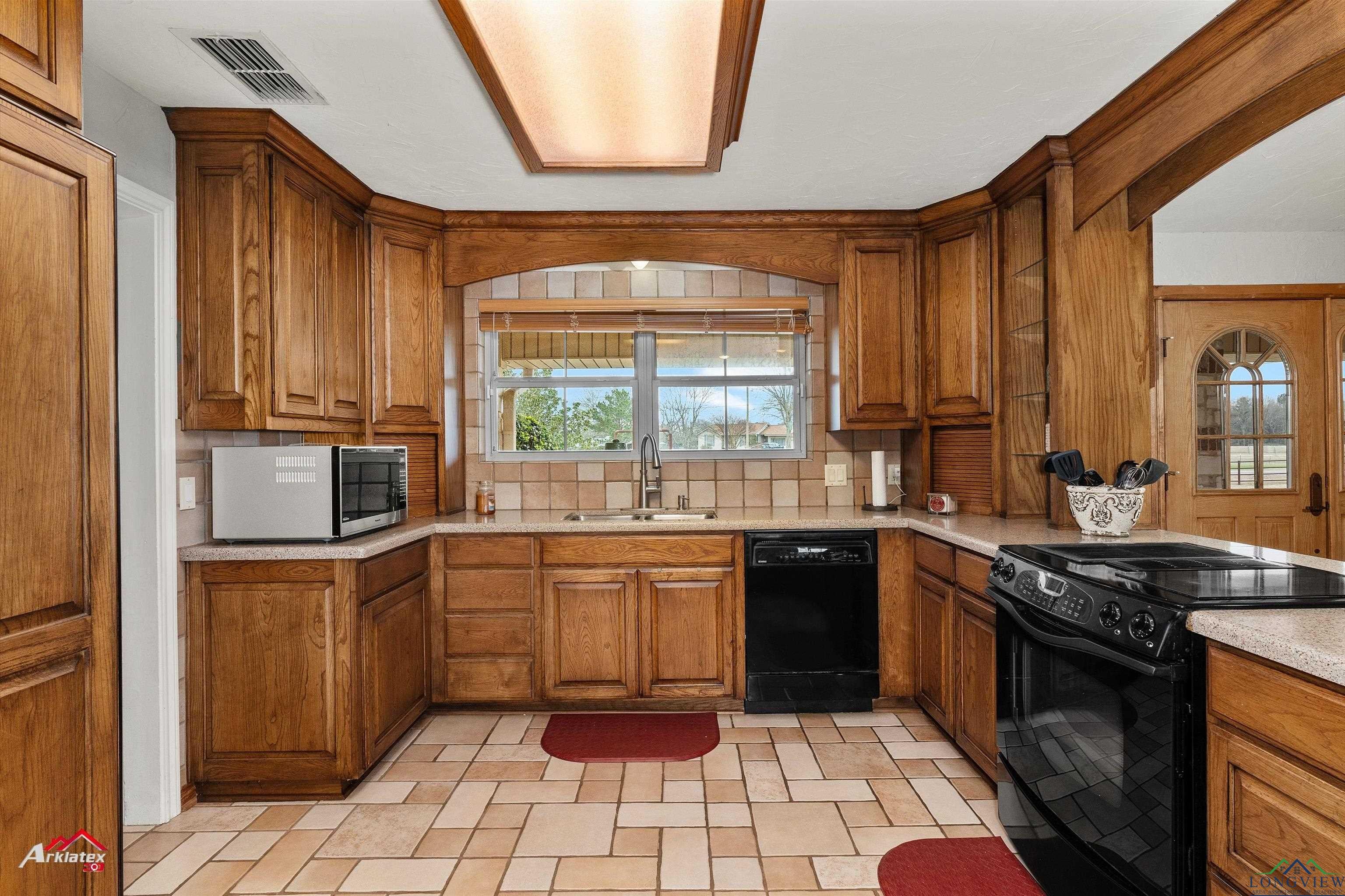 Marshall, Texas, 75672-4947, United States, 3 Bedrooms Bedrooms, ,4 BathroomsBathrooms,Residential,For Sale,1982293