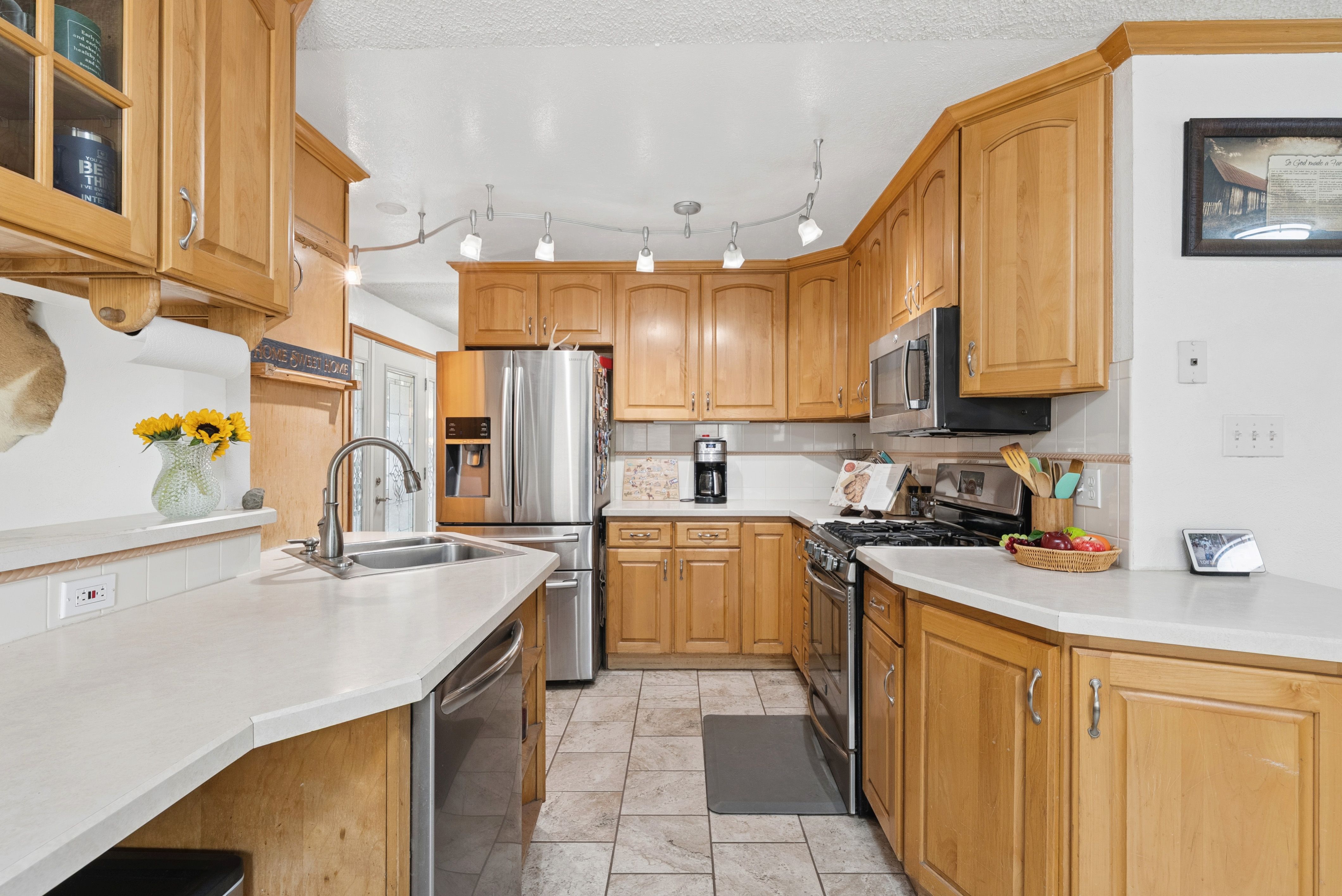  Charming and Well Maintained Home on a Large Corner Lot - 物件實景