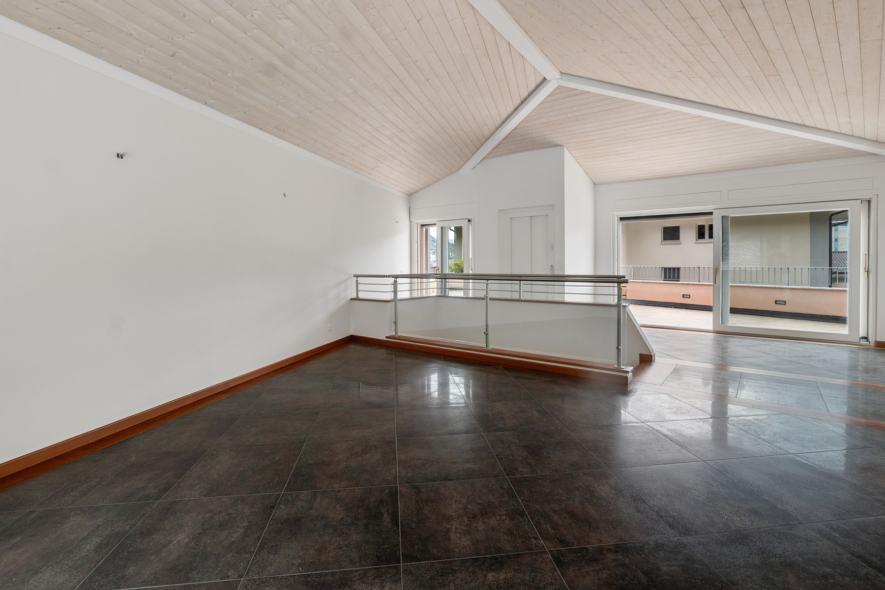  Diana Residence: Elegant penthouse with garden, pool and lake view - 物件實景