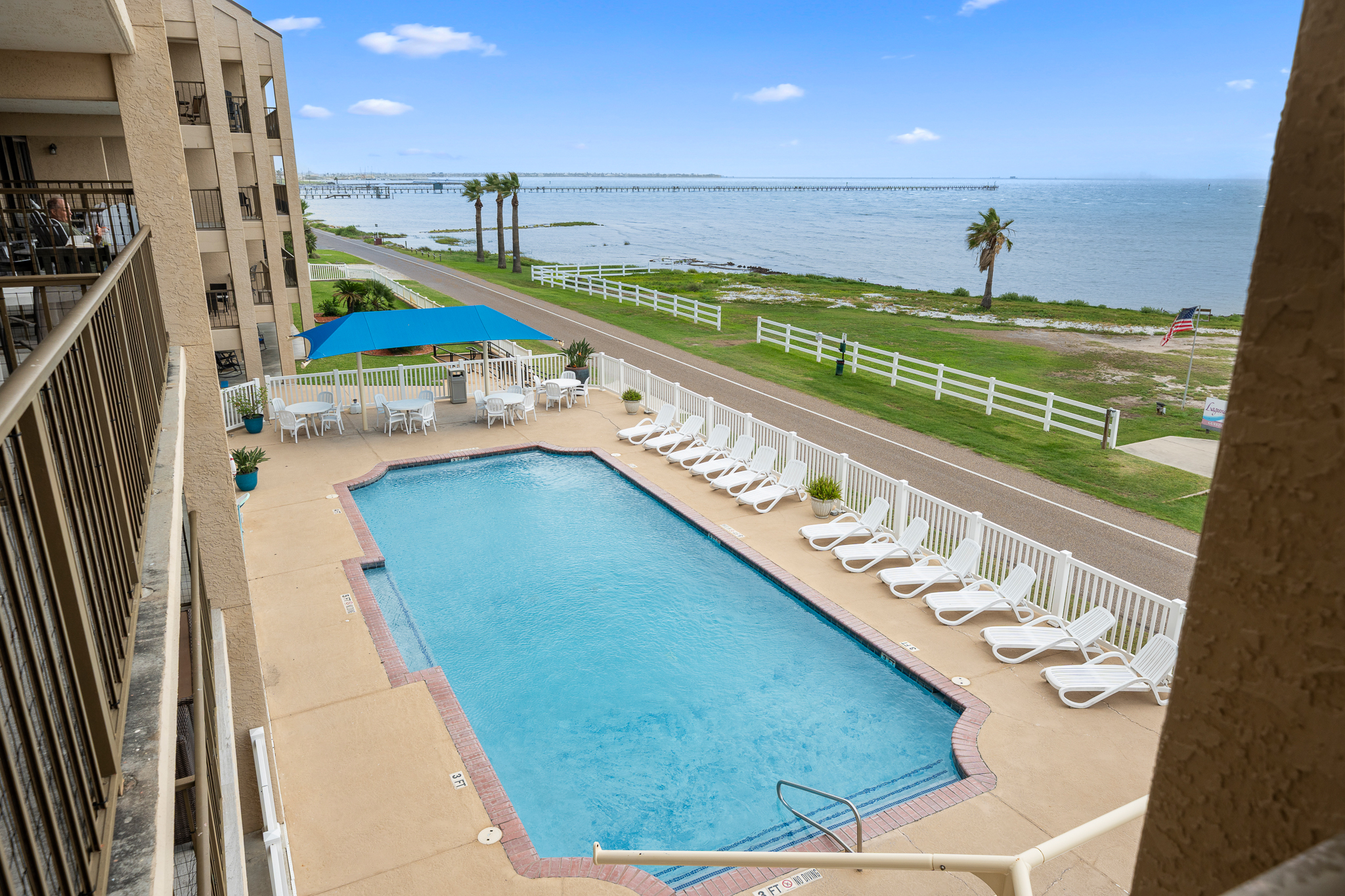  STUNNING WATERFRONT CONDO WITH MODERN UPDATES & SPECTACULAR VIEWS - 物件實景