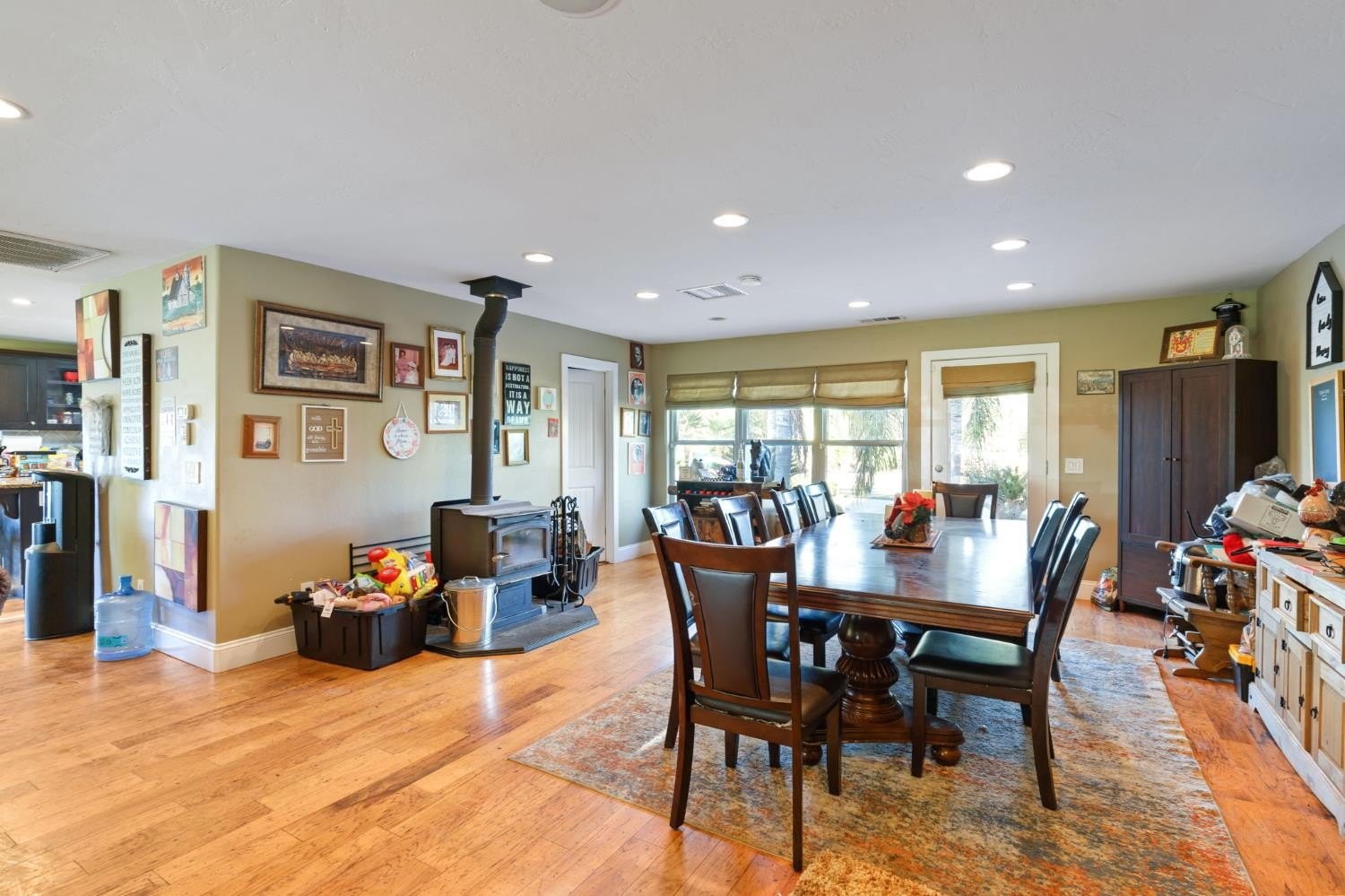 Clovis, California, 93619, United States, 4 Bedrooms Bedrooms, ,4 BathroomsBathrooms,Residential,For Sale,1924178