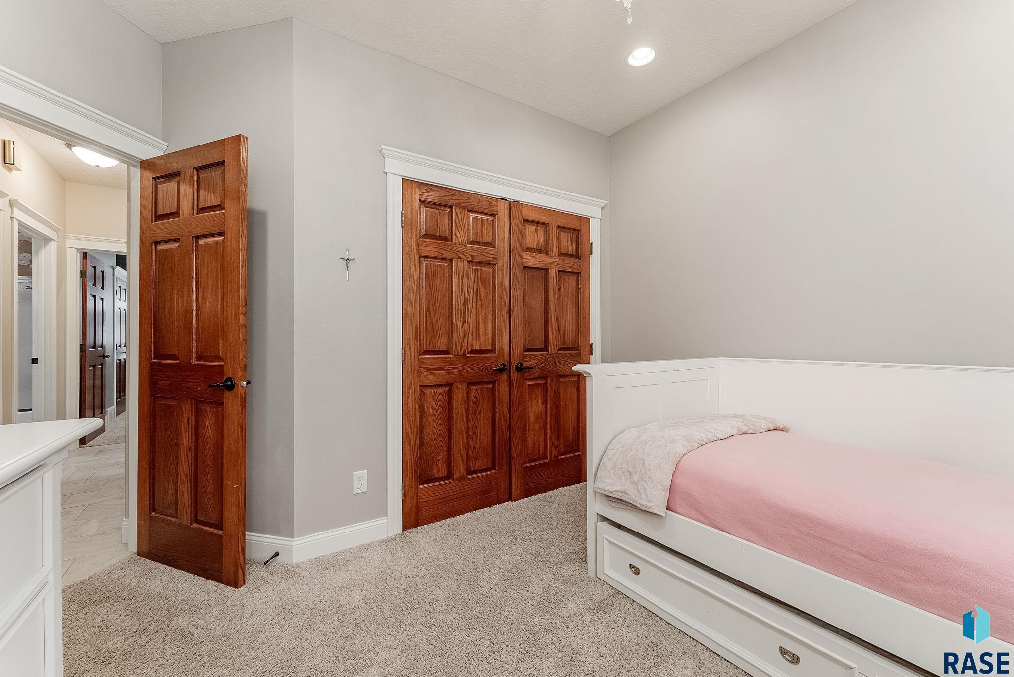 Sioux Falls, South Dakota, 57106, United States, 5 Bedrooms Bedrooms, ,3 BathroomsBathrooms,Residential,For Sale,1926717