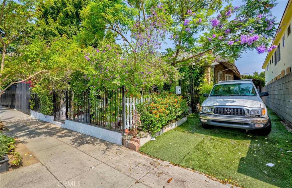 Los Angeles, California, 90018, United States, 3 Bedrooms Bedrooms, ,1 BathroomBathrooms,Residential,For Sale,1887928