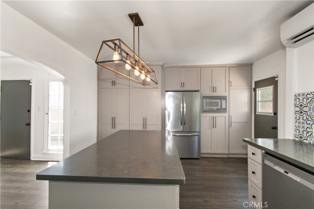 Los Angeles, California, 90019, United States, ,Residential,For Sale,2022270