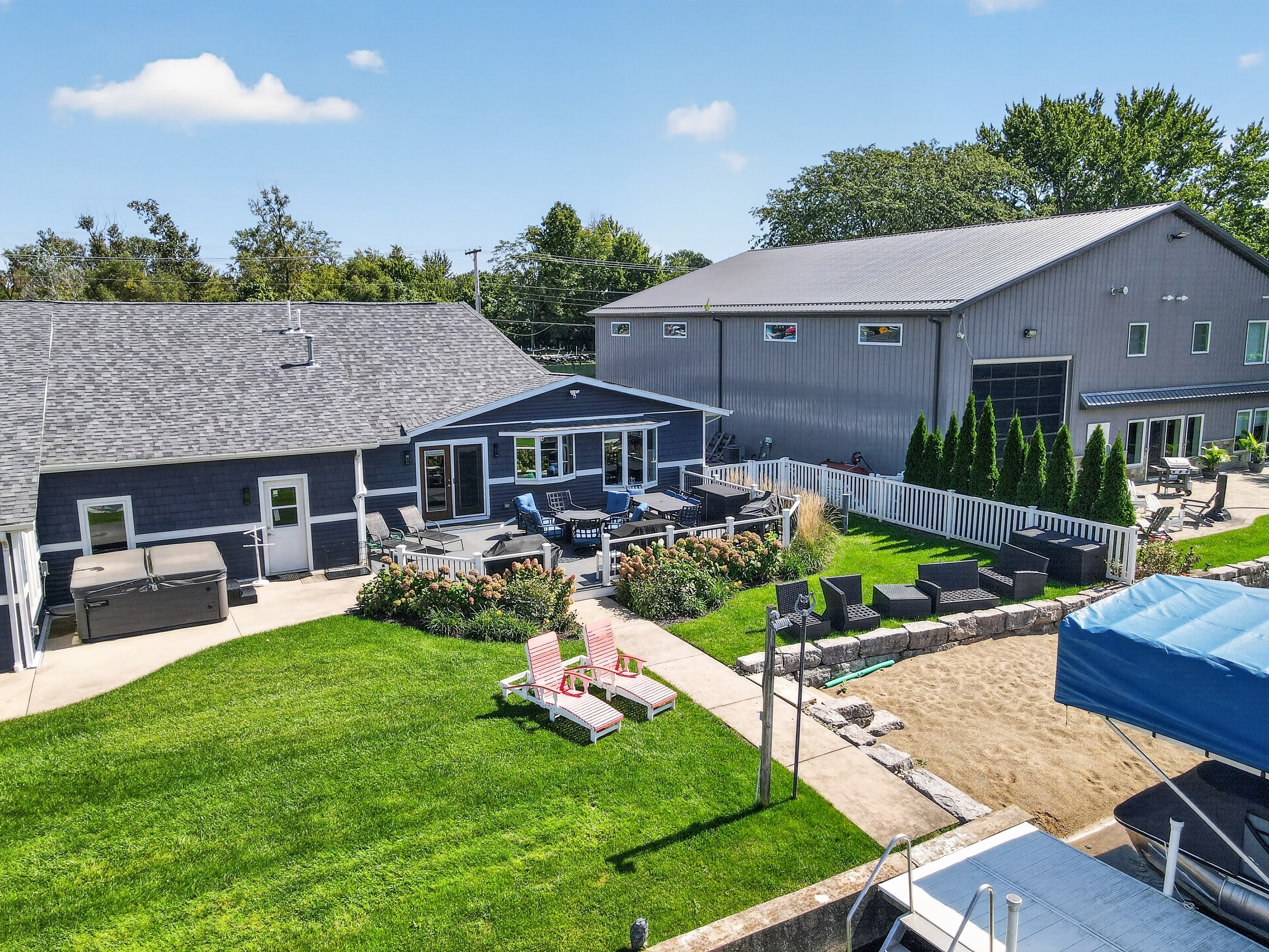  5 Bedroom Home with Lake Wawasee Channel Frontage - 物件實景