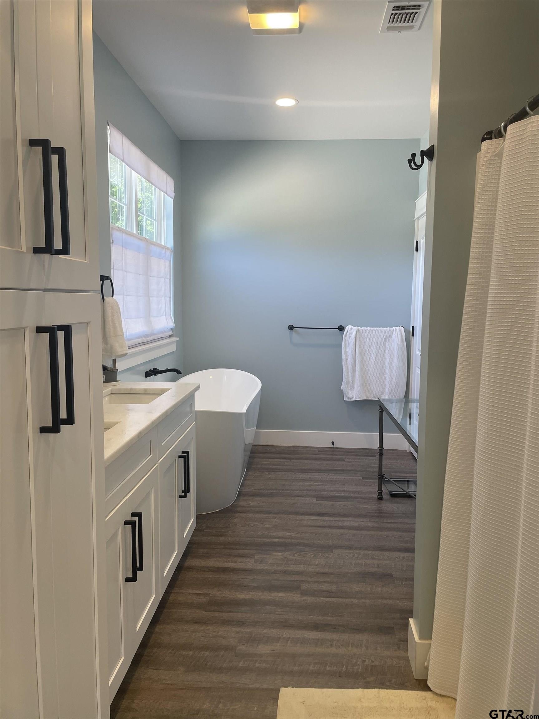 Pittsburg, Texas, 75686, United States, 3 Bedrooms Bedrooms, ,3 BathroomsBathrooms,Residential,For Sale,1974694