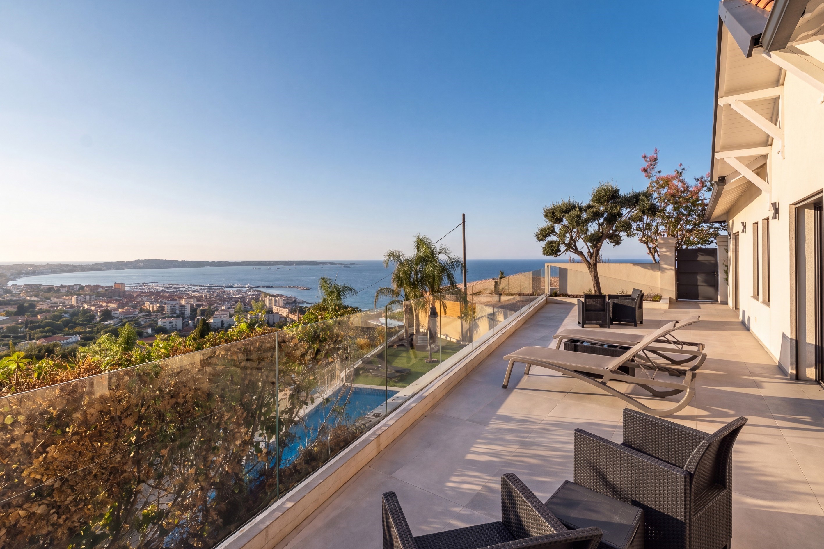  Renovated contemporary villa with panoramic sea views to Cap d