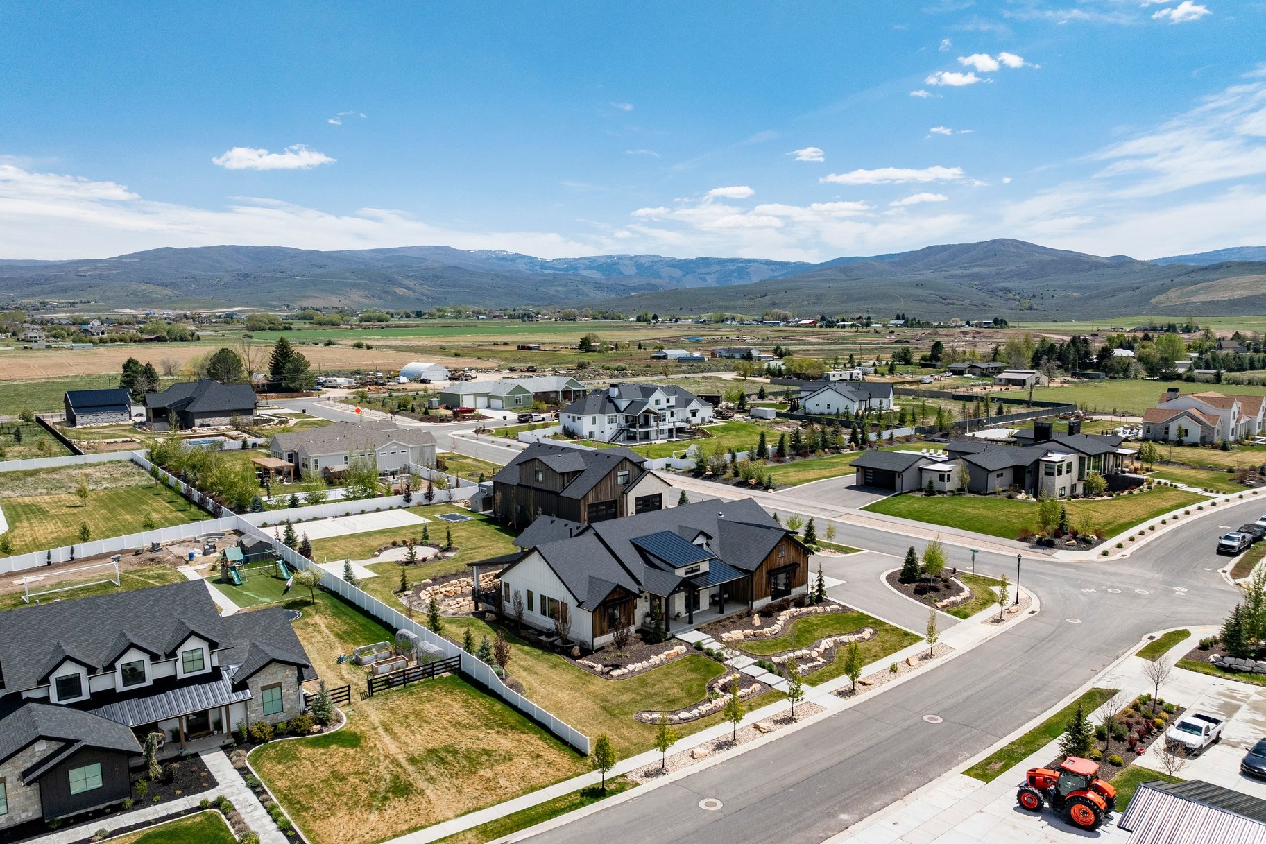  Custom Home with Detached Toy Barn - 物件實景