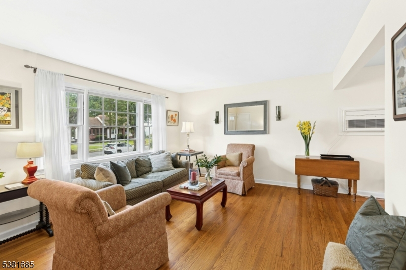 Cranford Twp., New Jersey, 07016, United States, 3 Bedrooms Bedrooms, ,2 BathroomsBathrooms,Residential,For Sale,1938829