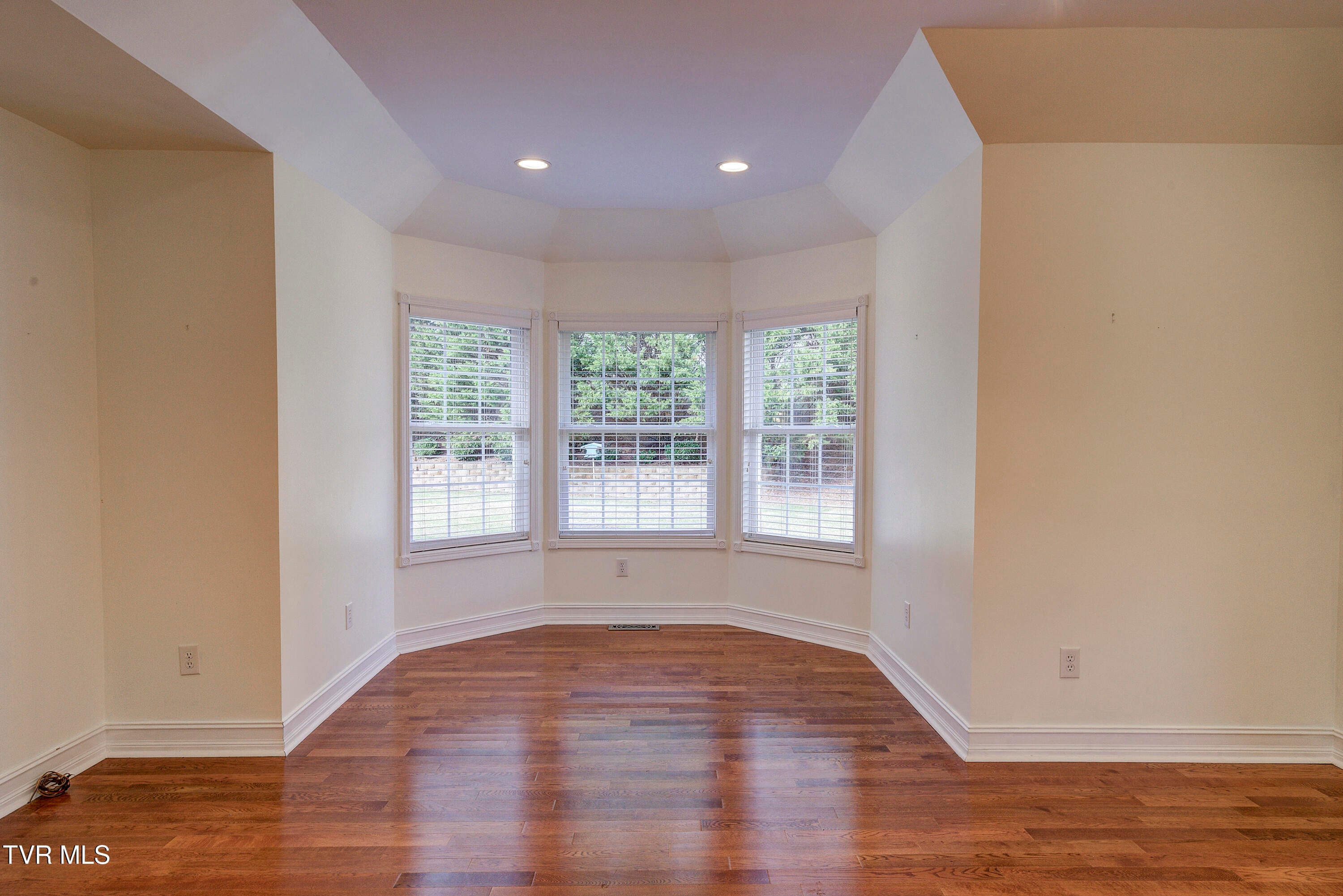 Bristol, Tennessee, 37620, United States, 4 Bedrooms Bedrooms, ,4 BathroomsBathrooms,Residential,For Sale,2001712