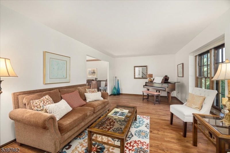 Clinton Twp., New Jersey, 08801, United States, 4 Bedrooms Bedrooms, ,3 BathroomsBathrooms,Residential,For Sale,1988137