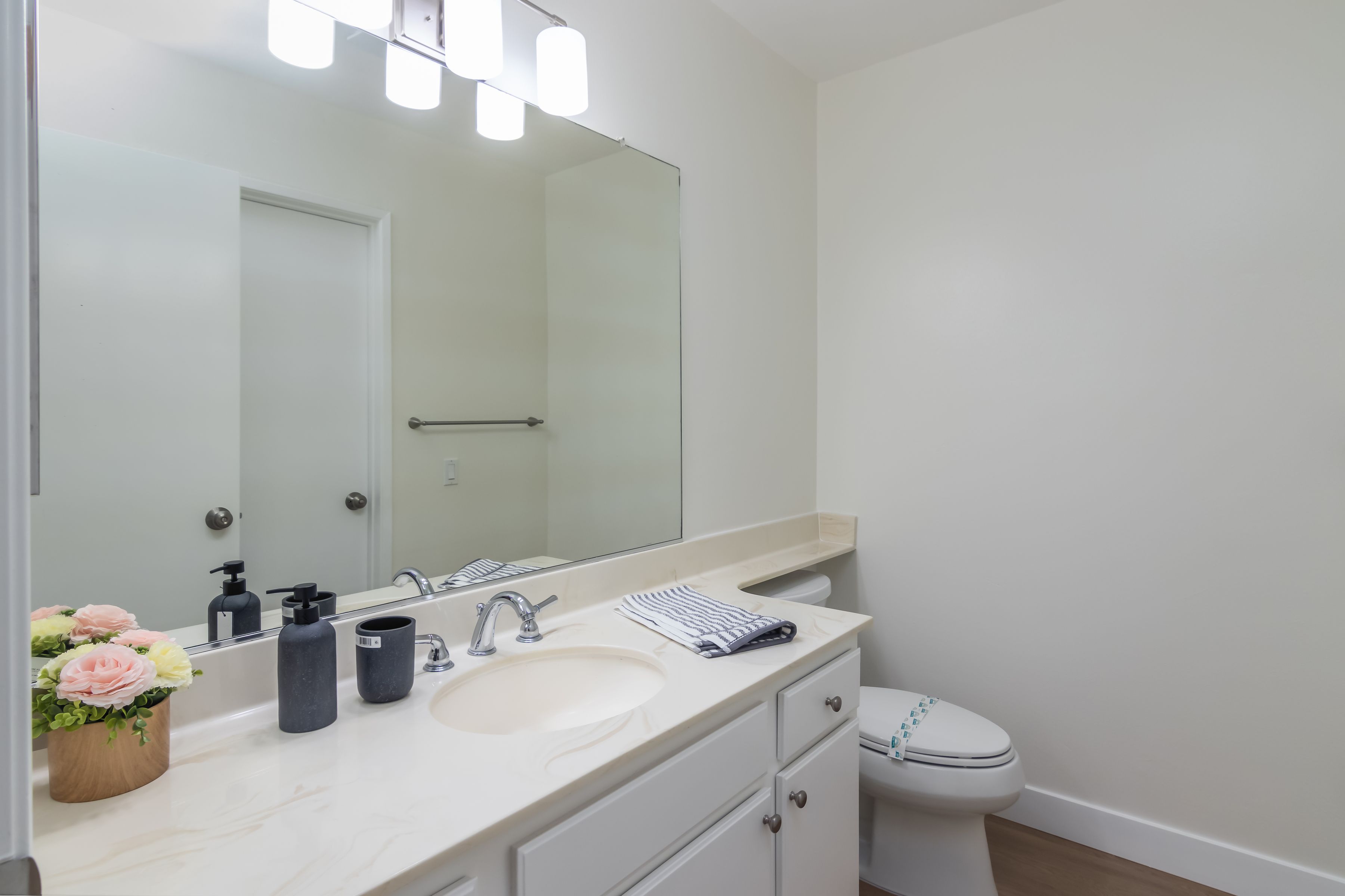  Newly Remodeled Corner Unit - 物件實景