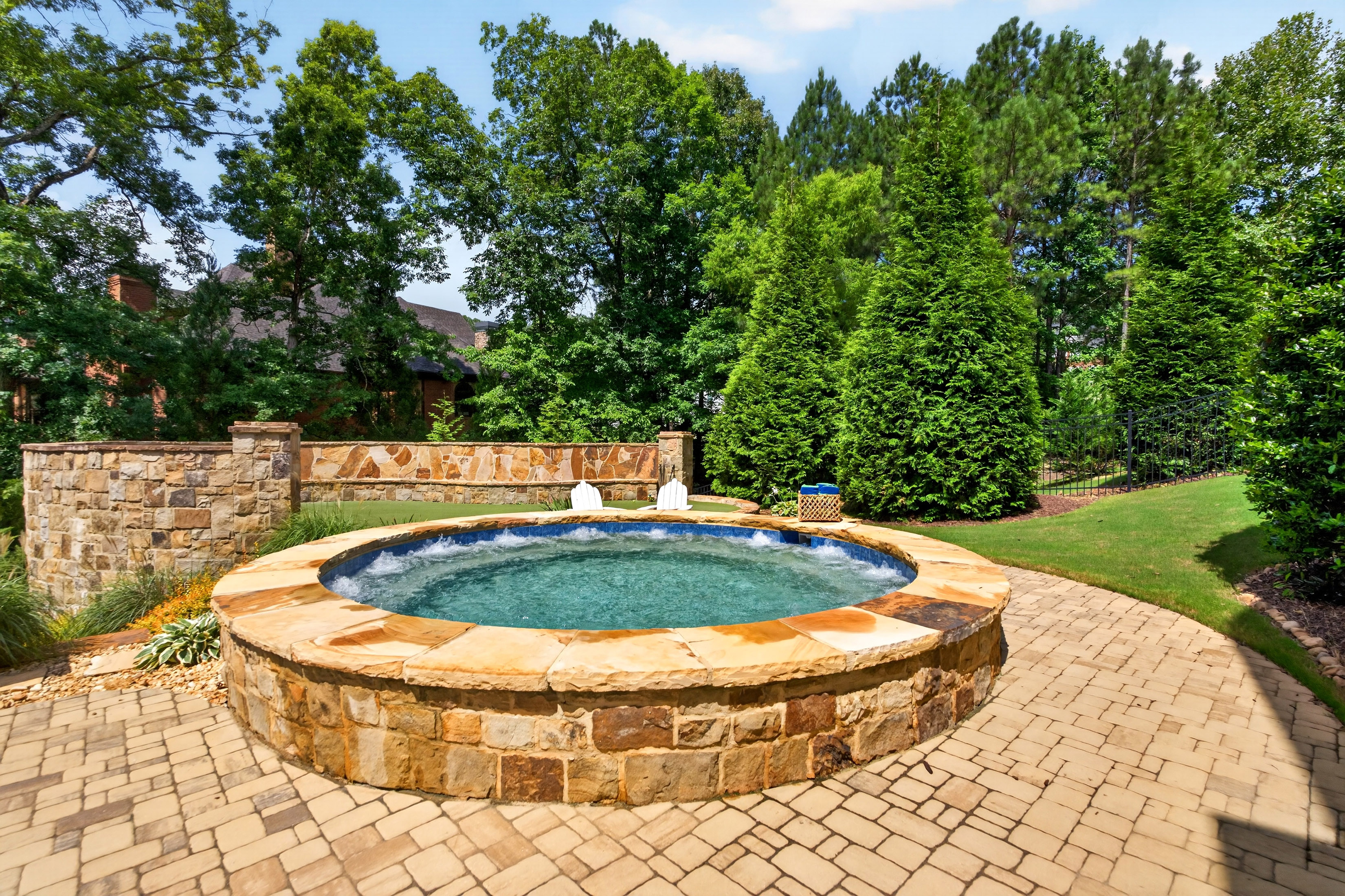  Experience Refined Estate Living in this Exceptional All-Brick and Stone Ranch - 物件實景