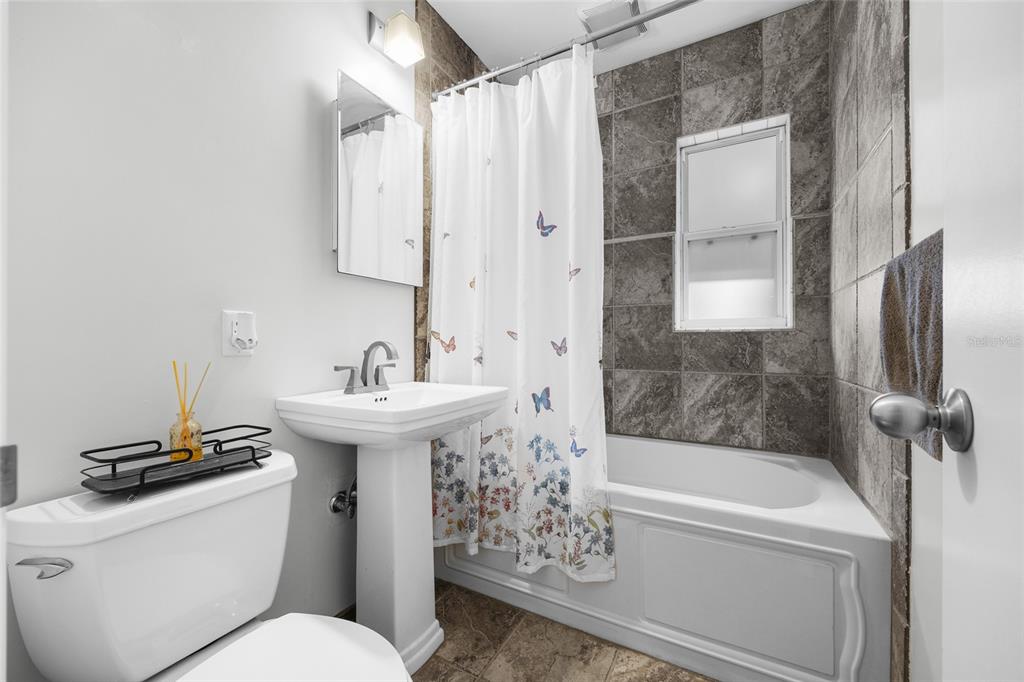 Gainesville, Florida, 32605, United States, 4 Bedrooms Bedrooms, ,3 BathroomsBathrooms,Residential,For Sale,1908257