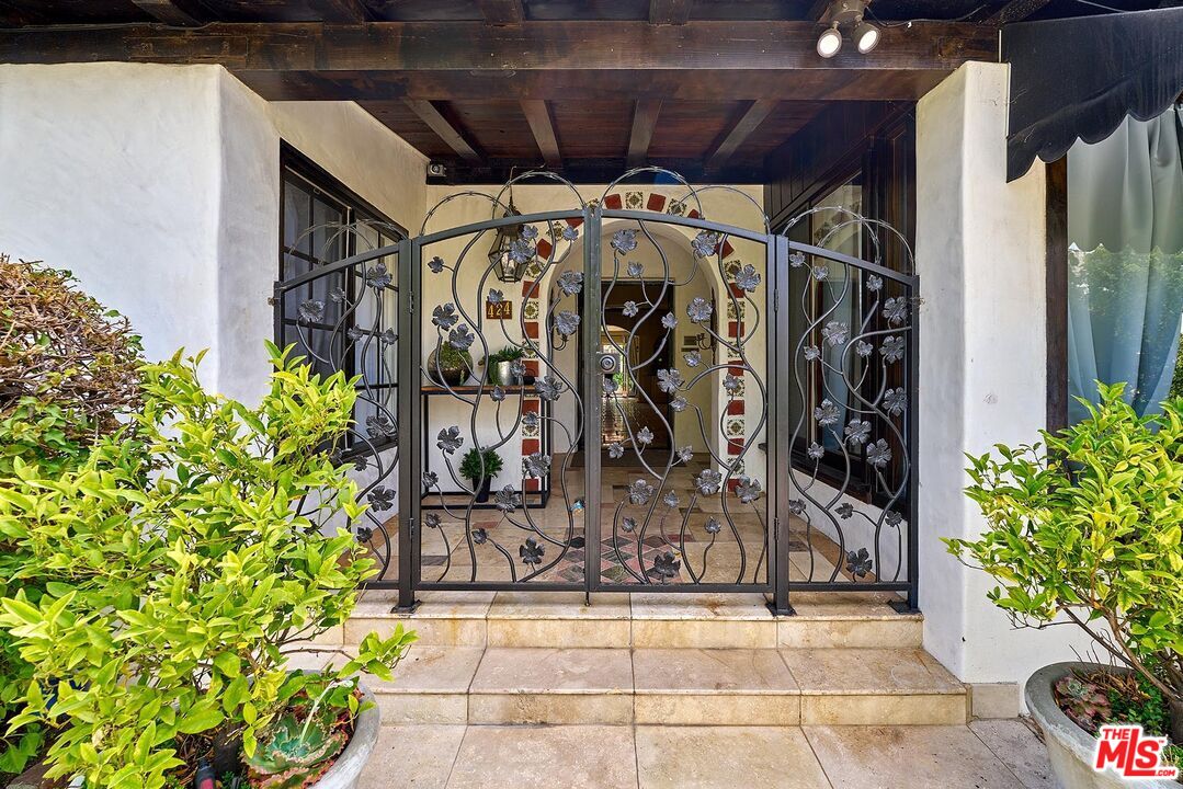 Los Angeles, California, 90004, United States, 4 Bedrooms Bedrooms, ,3 BathroomsBathrooms,Residential,For Sale,1876401
