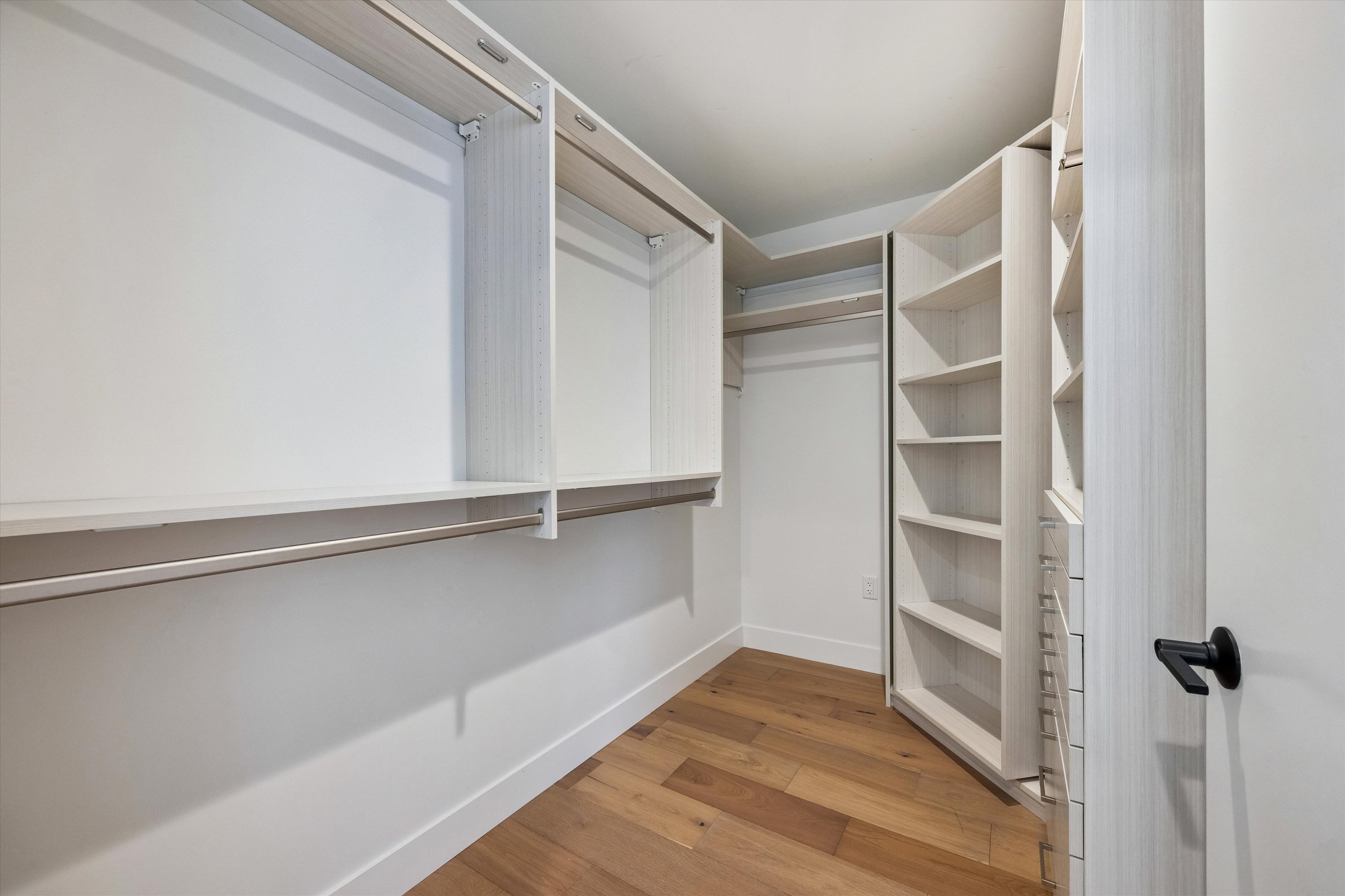  Lake View 2 Bedroom Condo with Flex Space at 70 Rainey - 物件實景